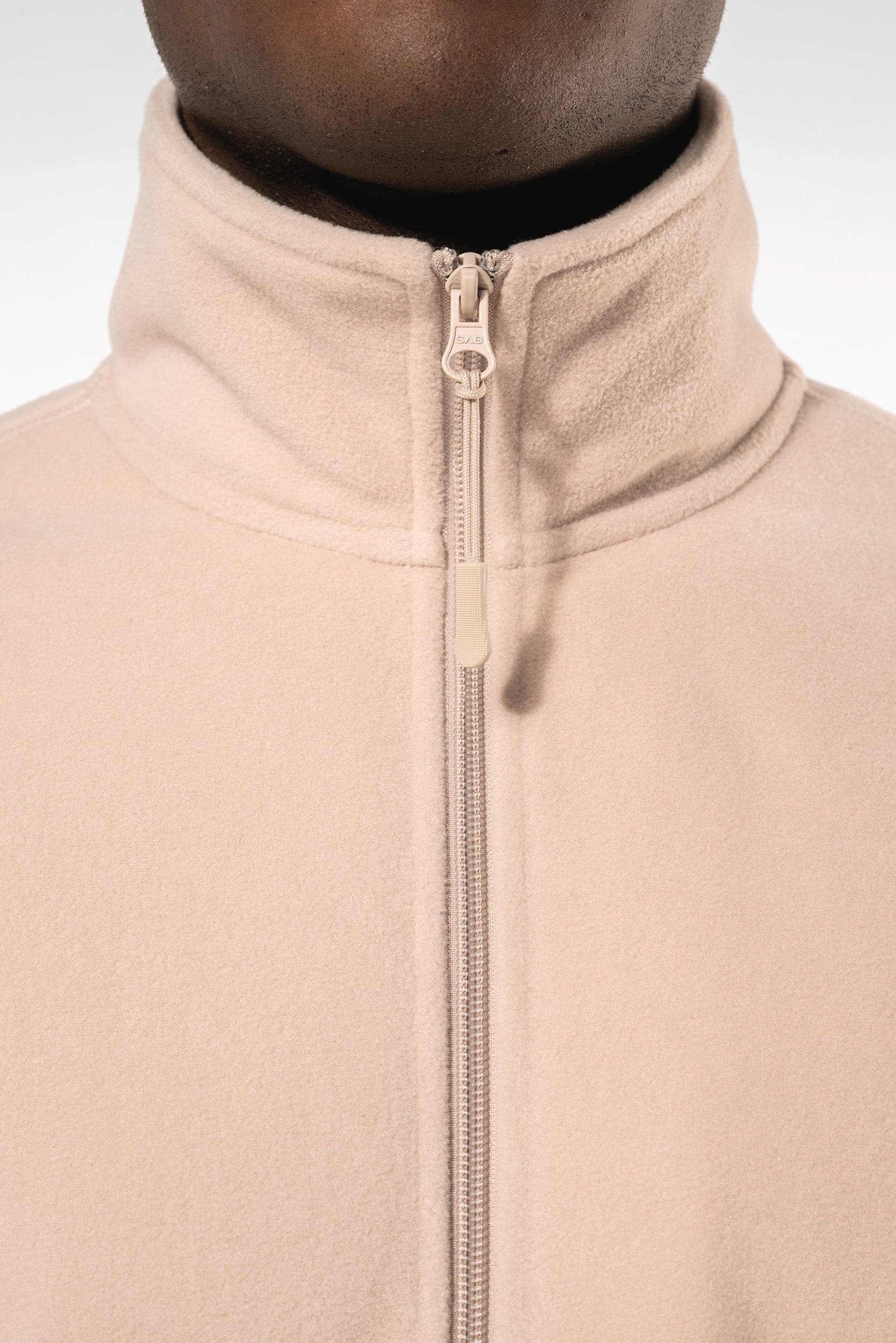 Veste polaire ajustable à poignets élastiqués en situation