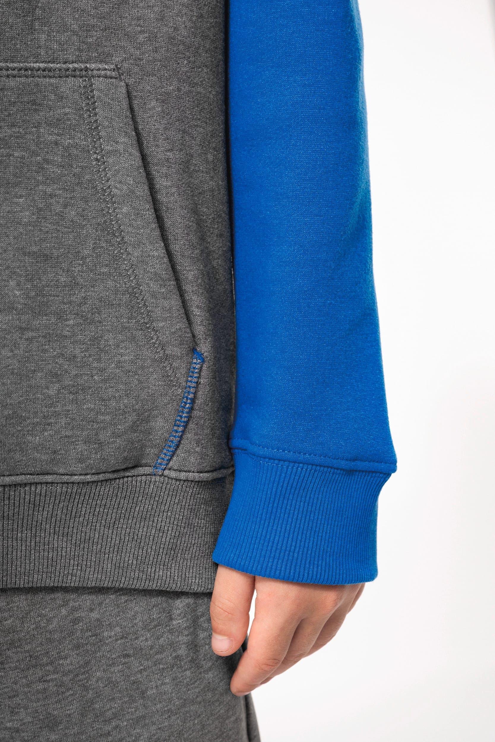 Sweat-shirt capuche bicolore enfant en situation