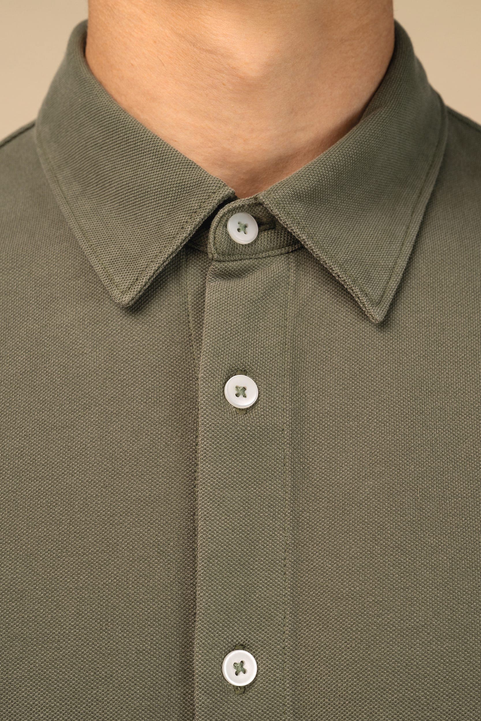 Chemise écoresponsable délavée en maille piquée homme en situation