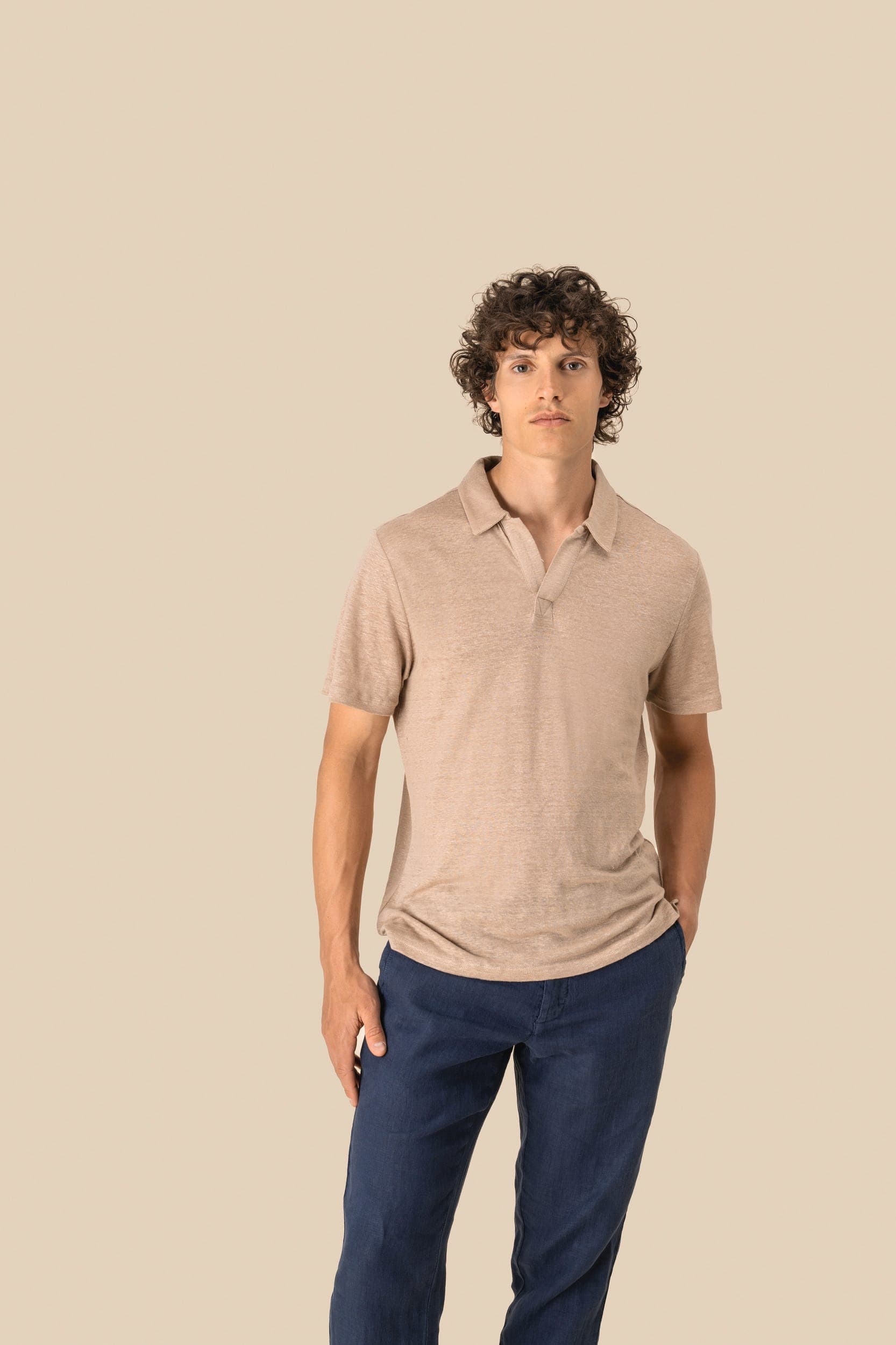 Polo en lin homme en situation