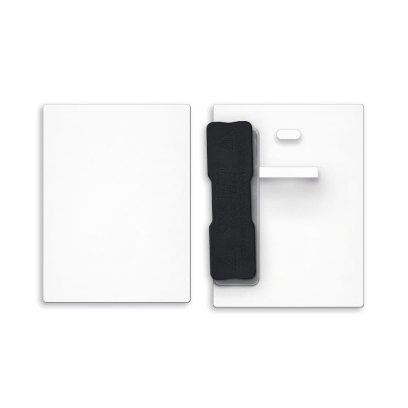 BADGE PLASTIQUE (PS) CARTE 43x58 mm AVEC AIMANT en situation