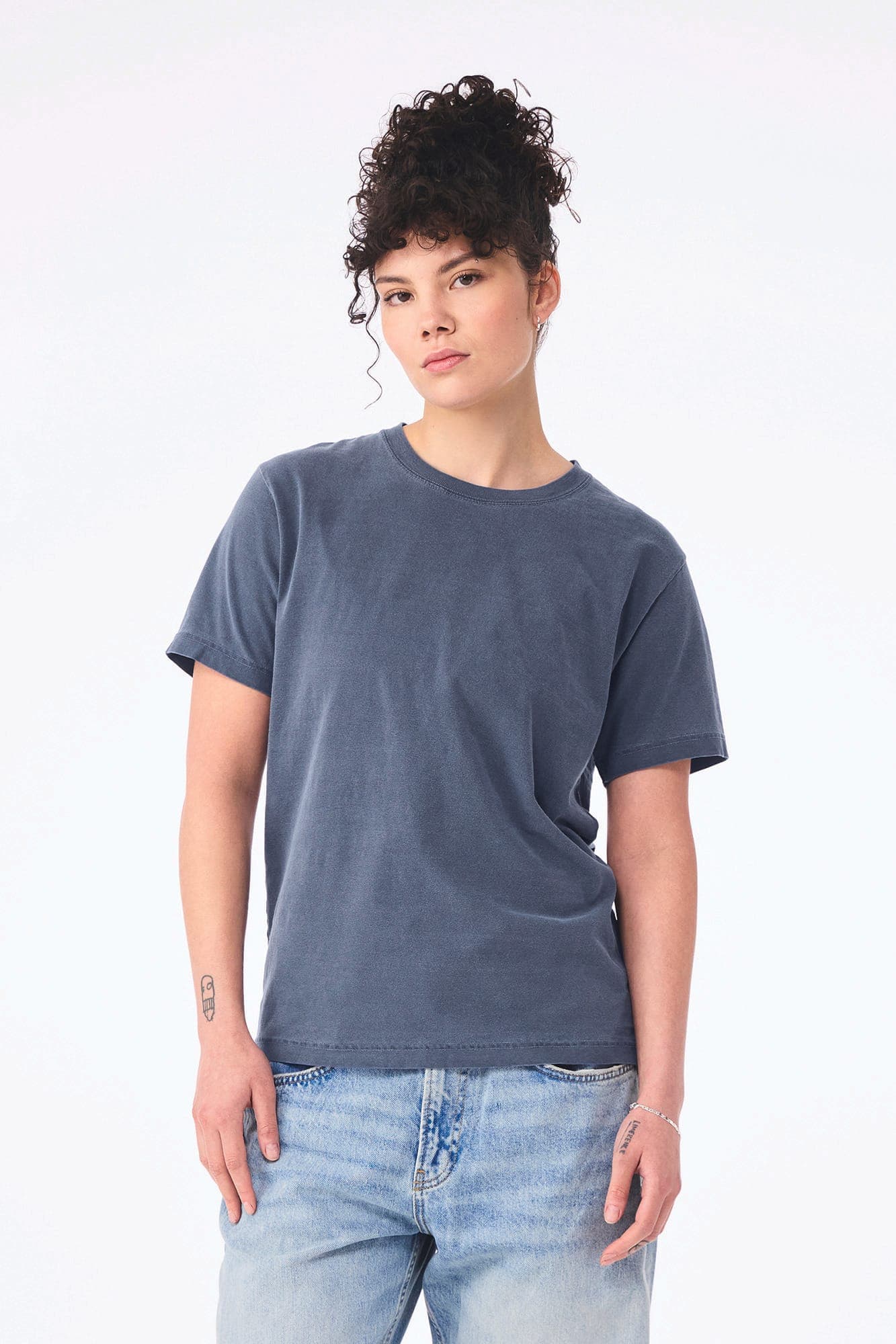 T-shirt délavé épais unisexe en situation