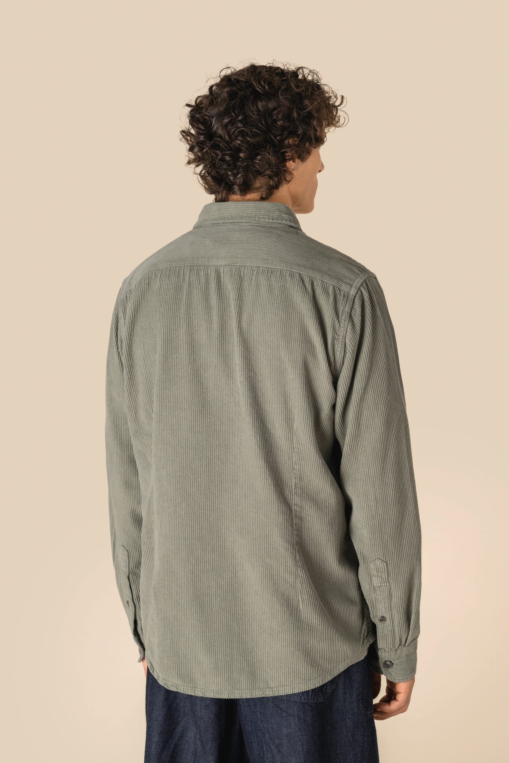 Surchemise écoresponsable délavée en velours côtelé homme en situation