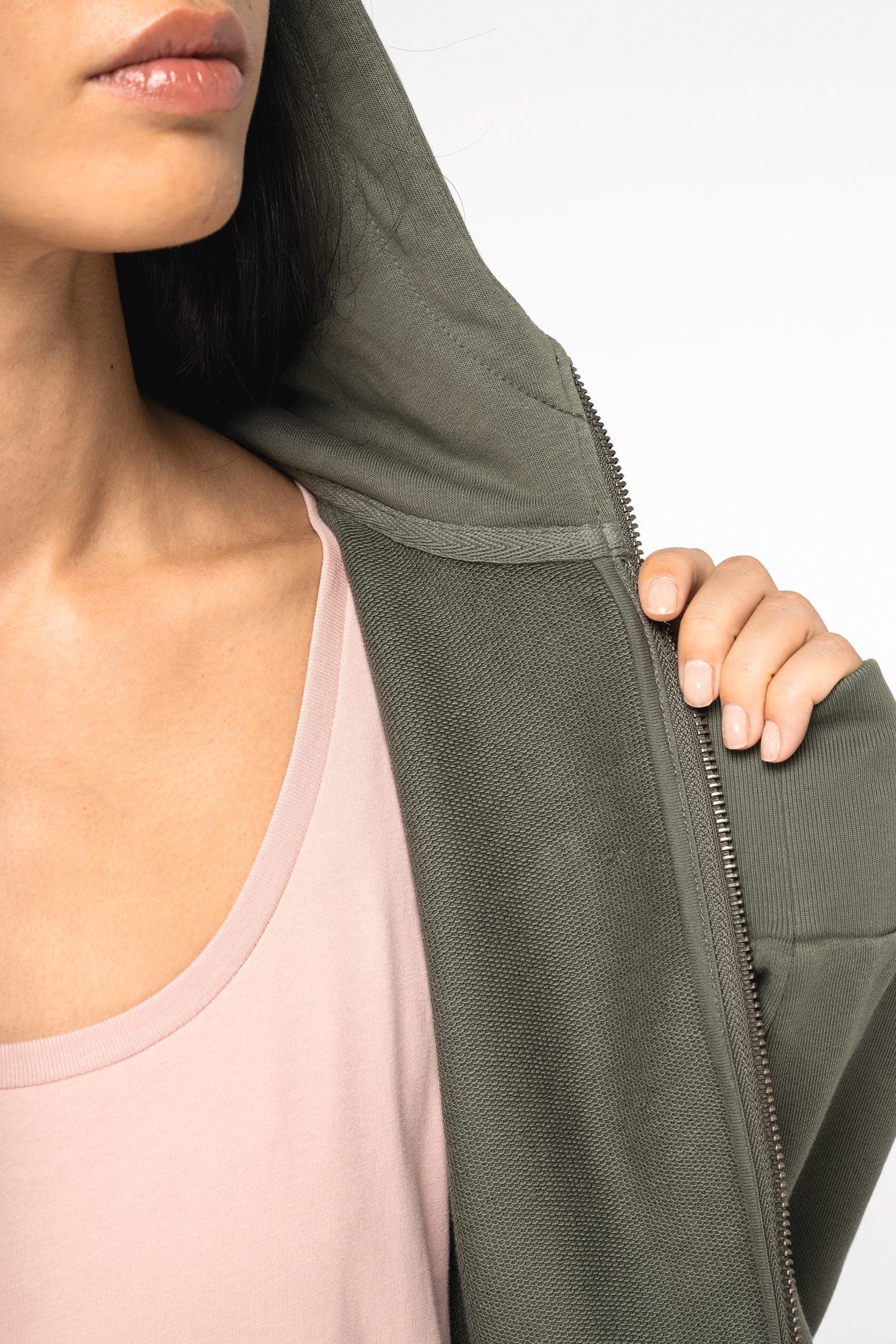 Sweat-shirt écoresponsable zippé à capuche French Terry femme en situation