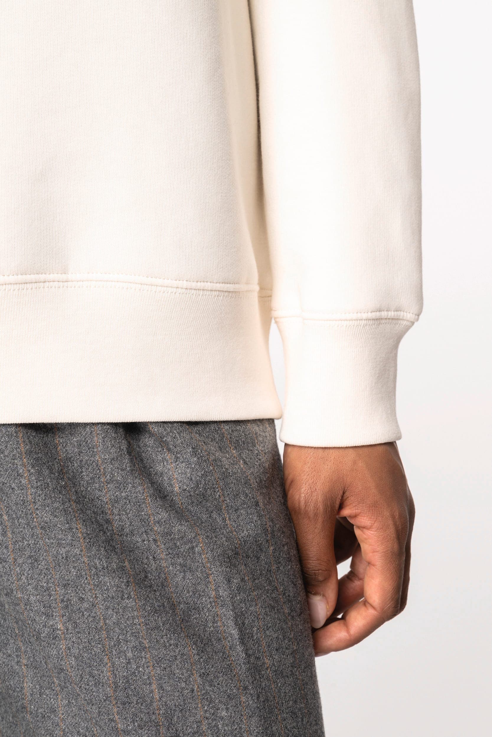 Sweat-shirt écoresponsable quart zip col polo à épaules tombantes unisexe en situation