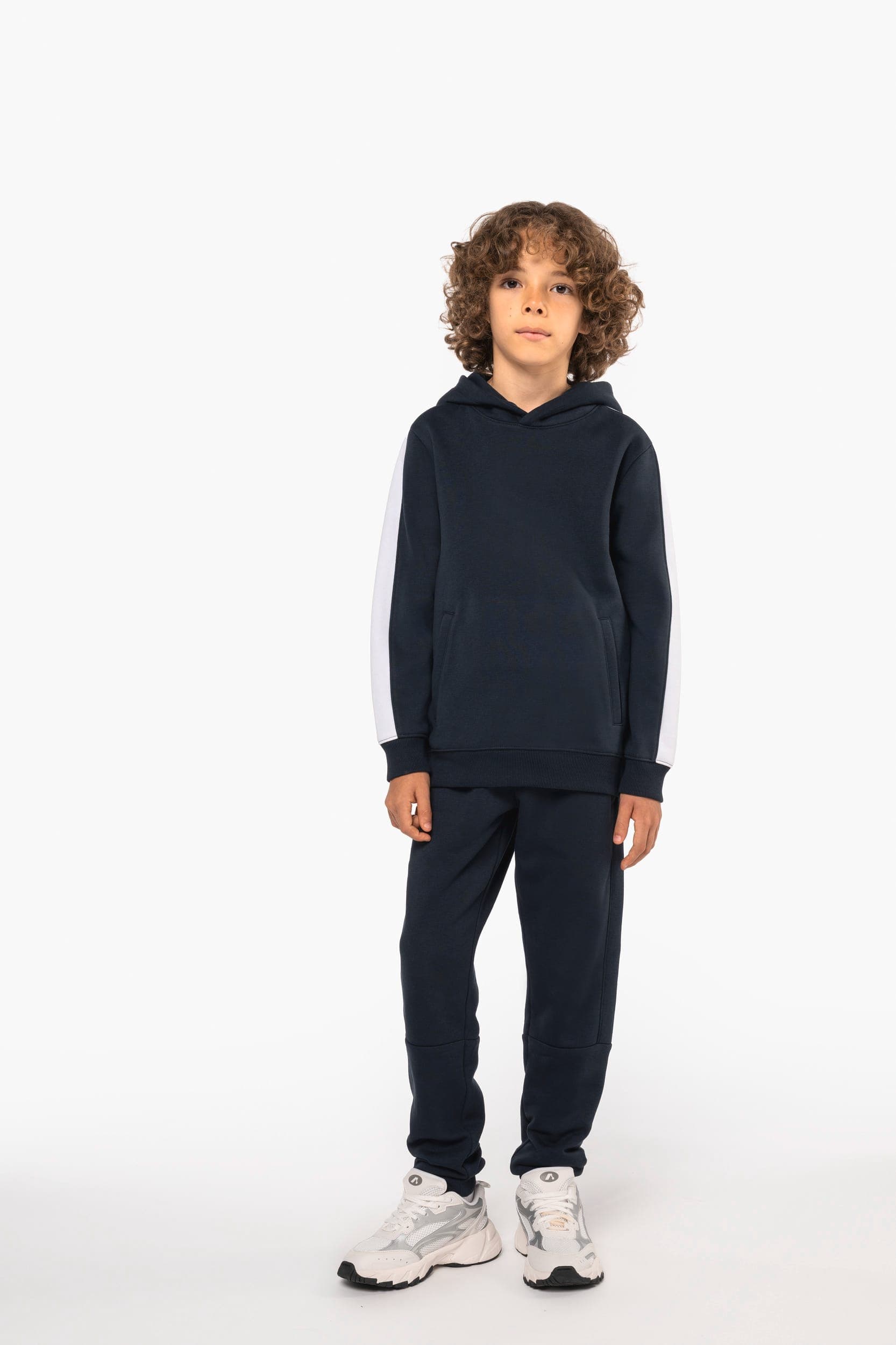 Sweat-shirt à capuche teamwear bicolore enfant en situation
