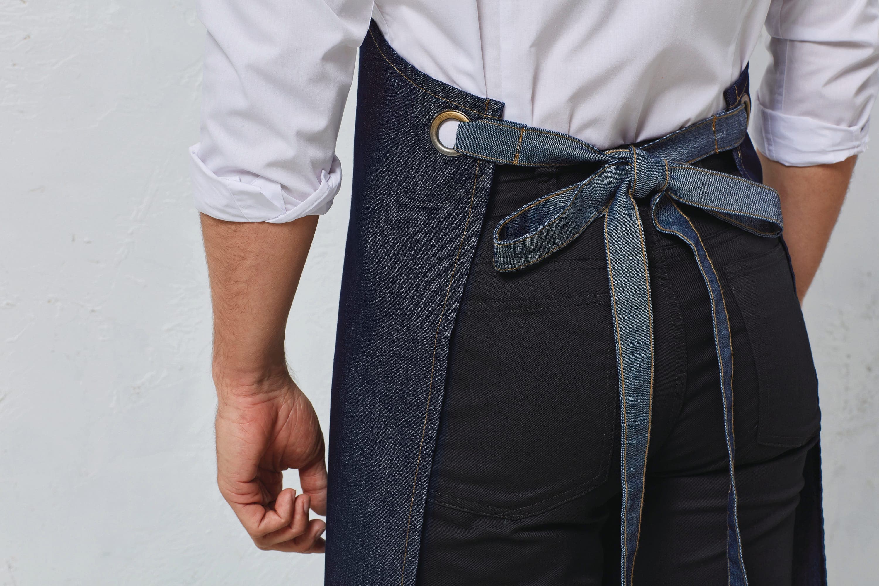 Tablier Denim à bavette "Domain" en situation