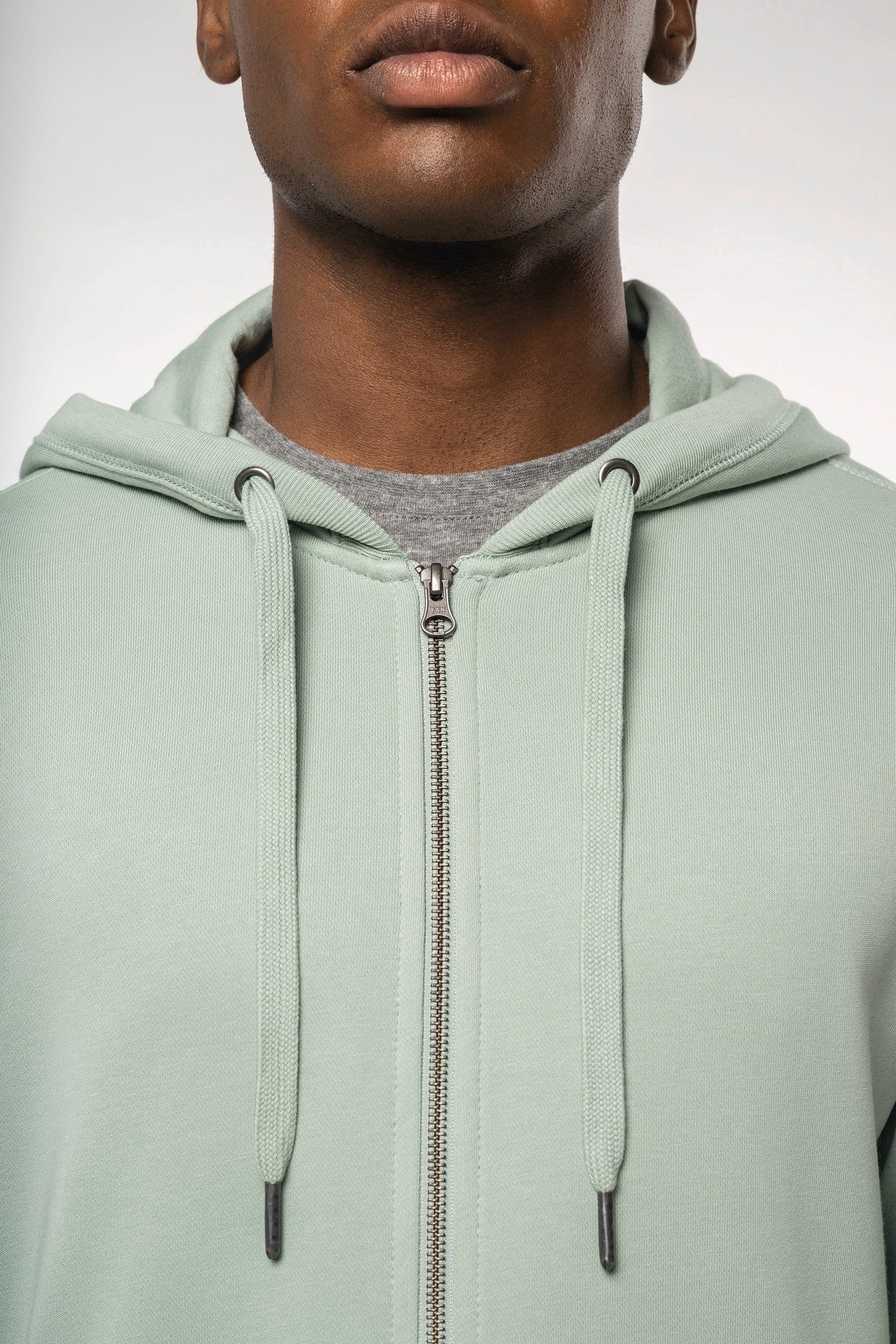 Sweat-shirt french terry écoresponsable zippé à capuche unisexe en situation
