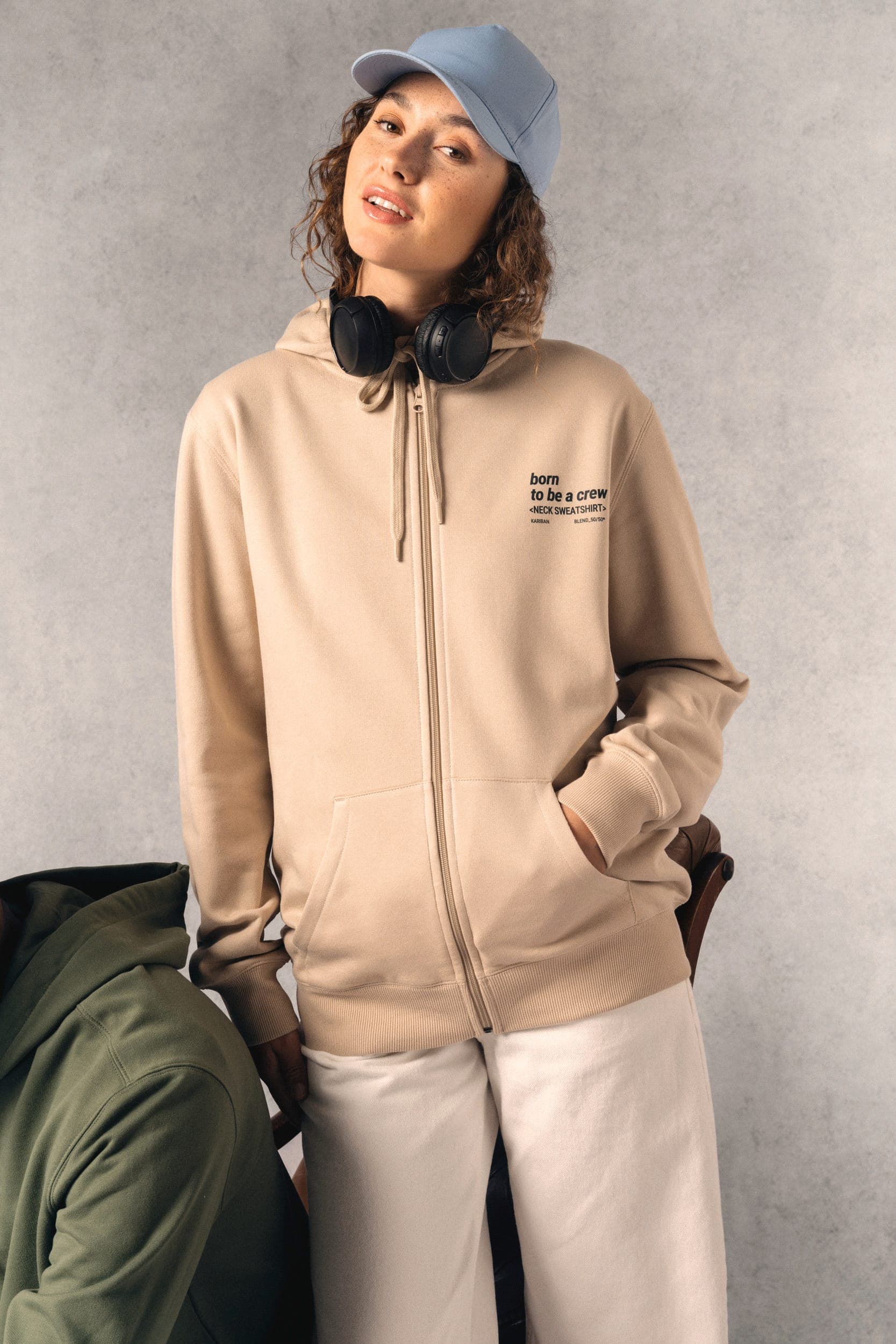 Sweat-shirt recyclé zippé à capuche unisexe en situation