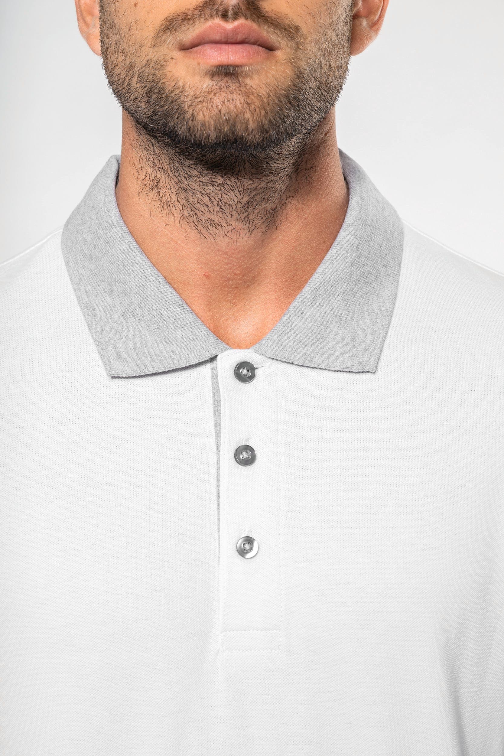 Polo piqué bicolore homme en situation