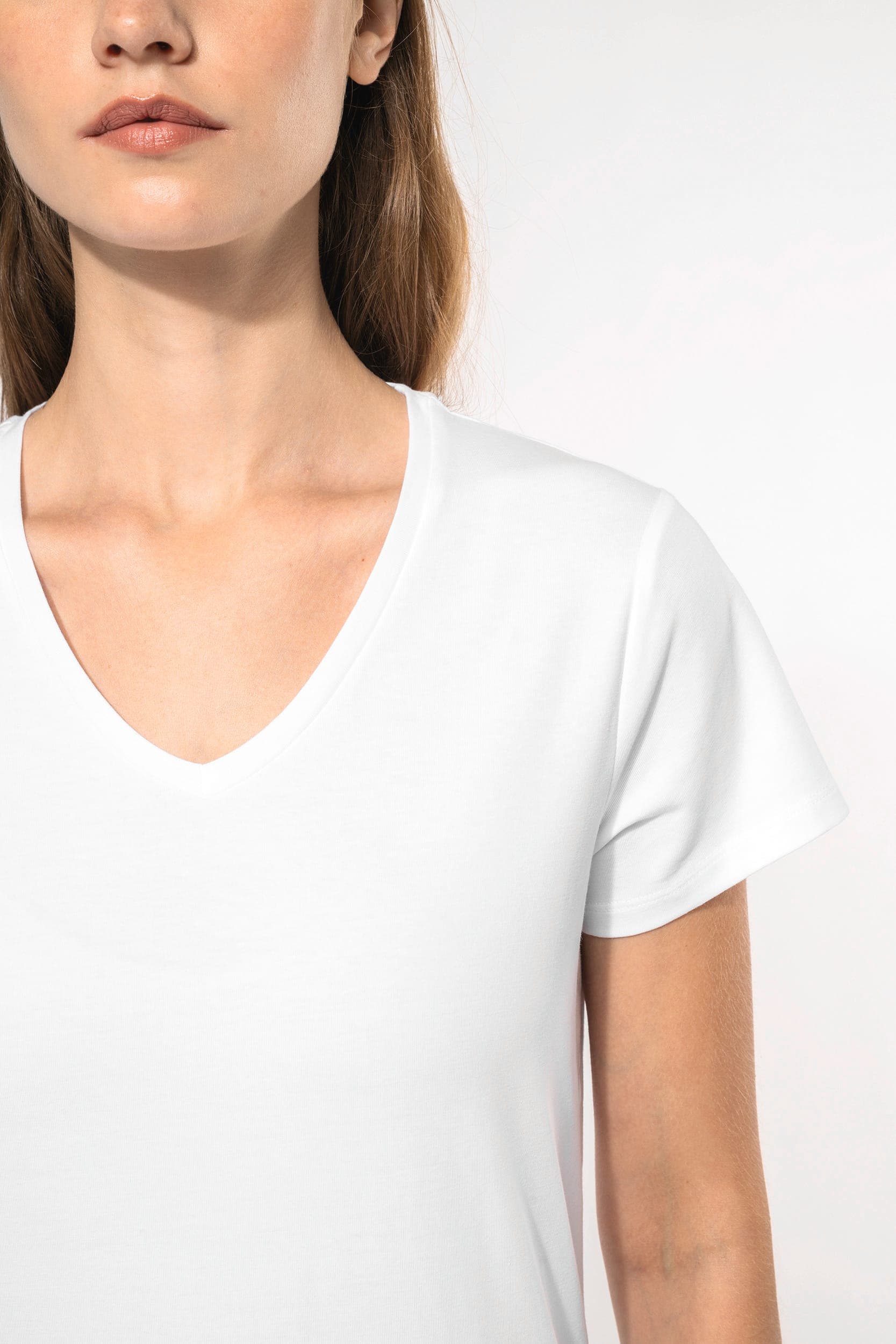 T-shirt col V manches courtes femme en situation