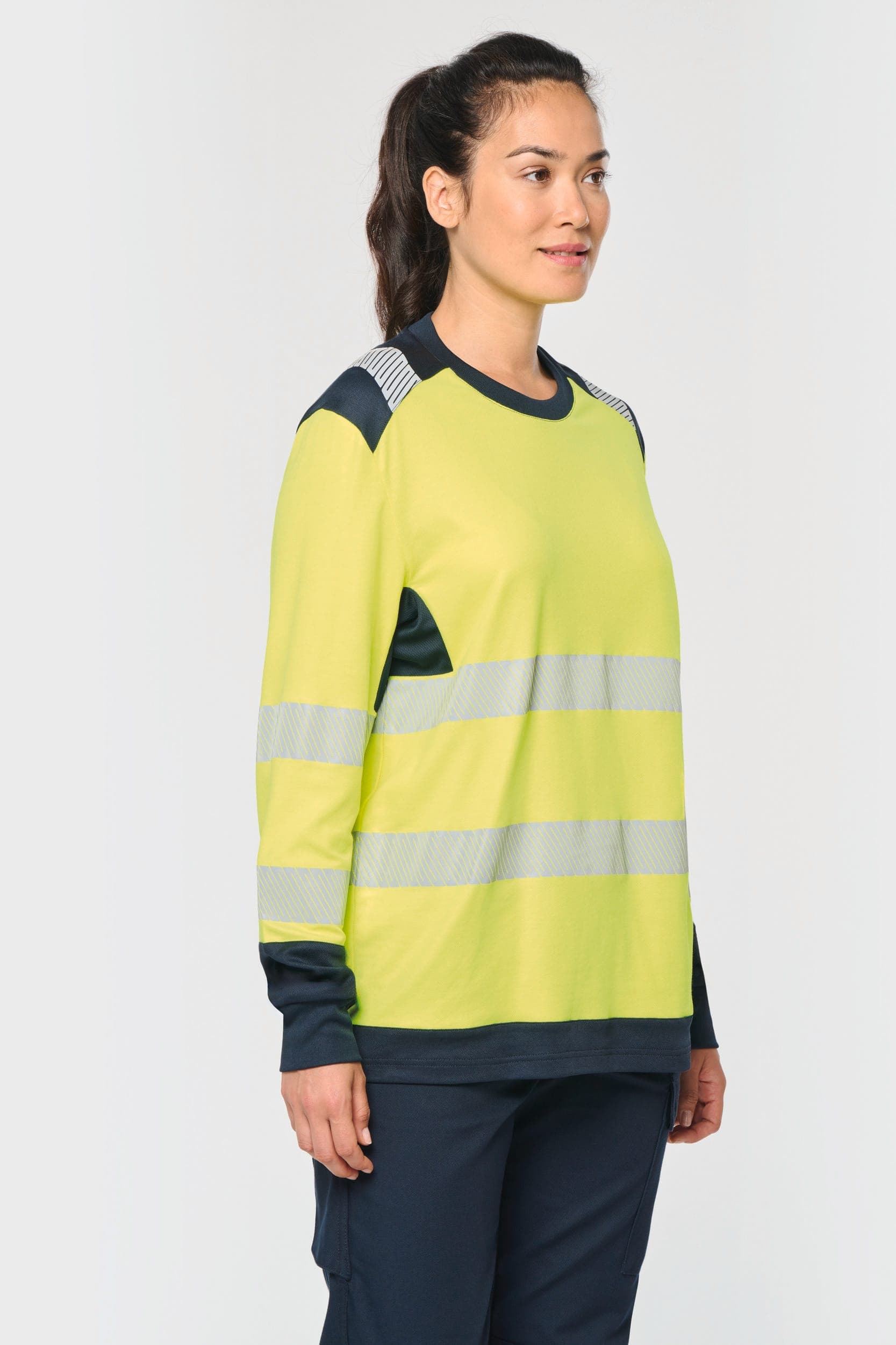 T-shirt de sécurité recyclé col rond manches longues unisexe en situation