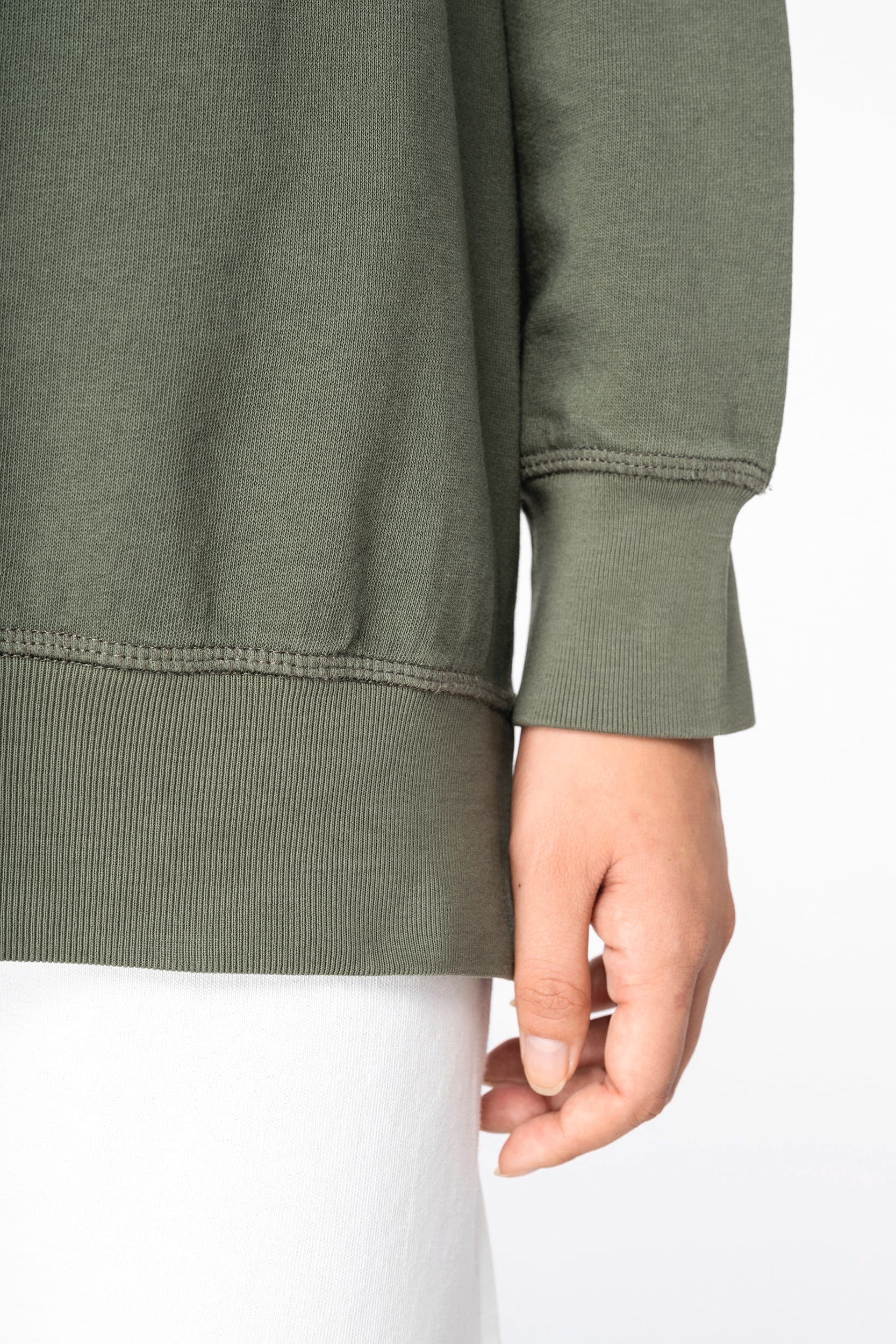 Sweat-shirt écoresponsable à col rond French Terry unisexe en situation