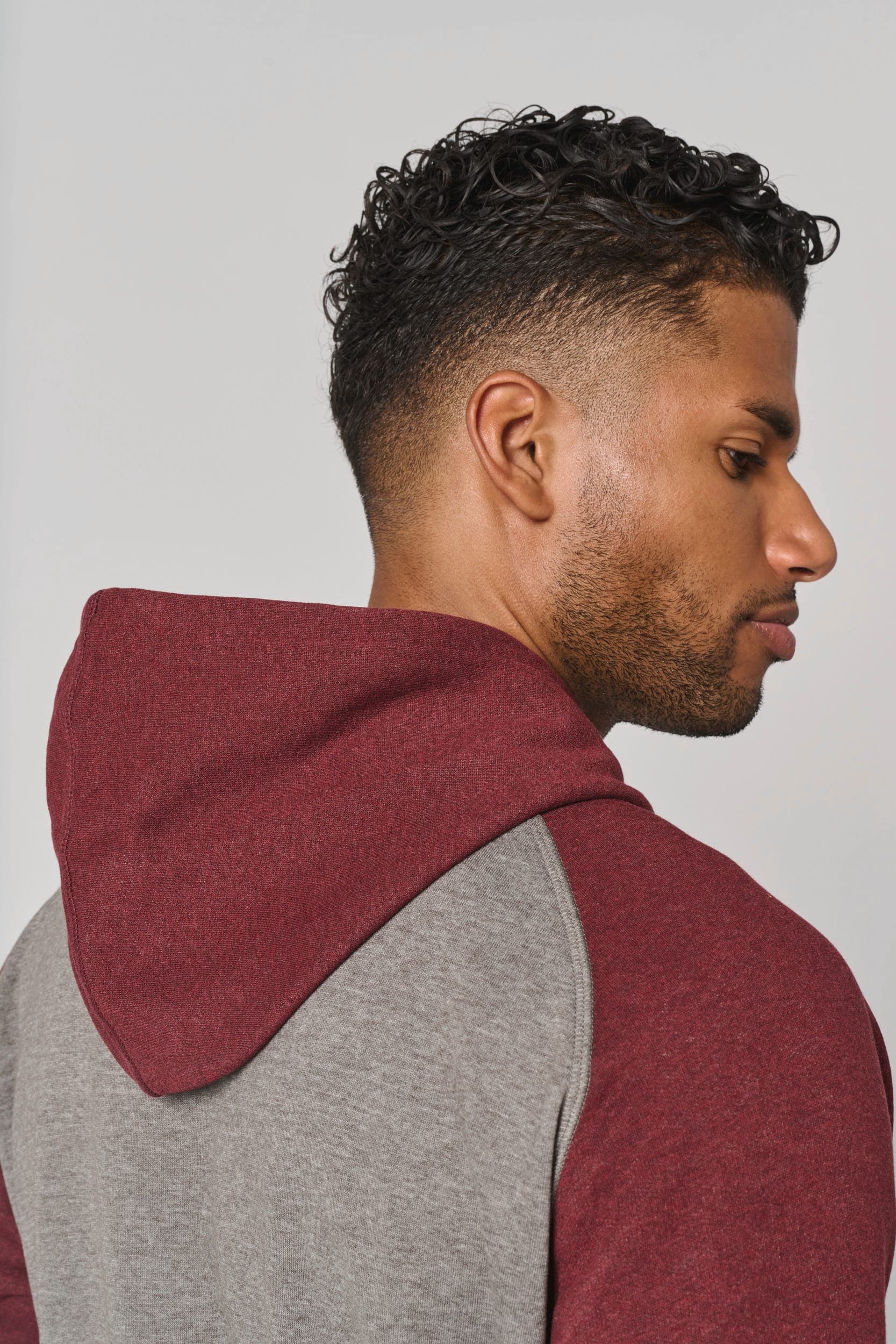 Sweat-shirt à capuche bicolore unisexe en situation