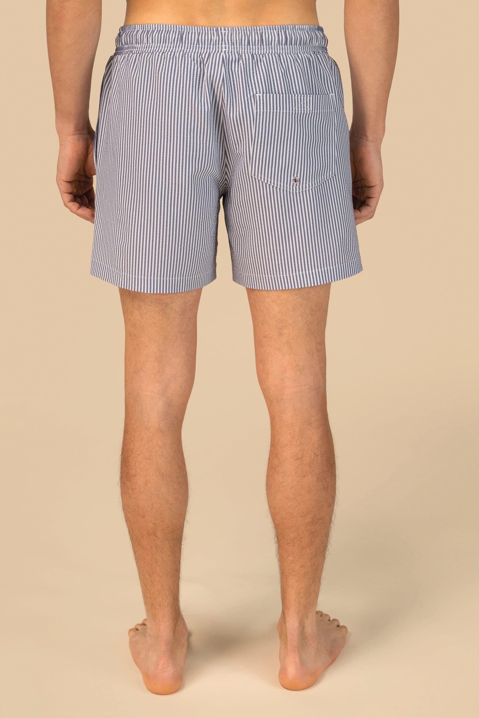 Short de bain écoresponsable rayé homme en situation