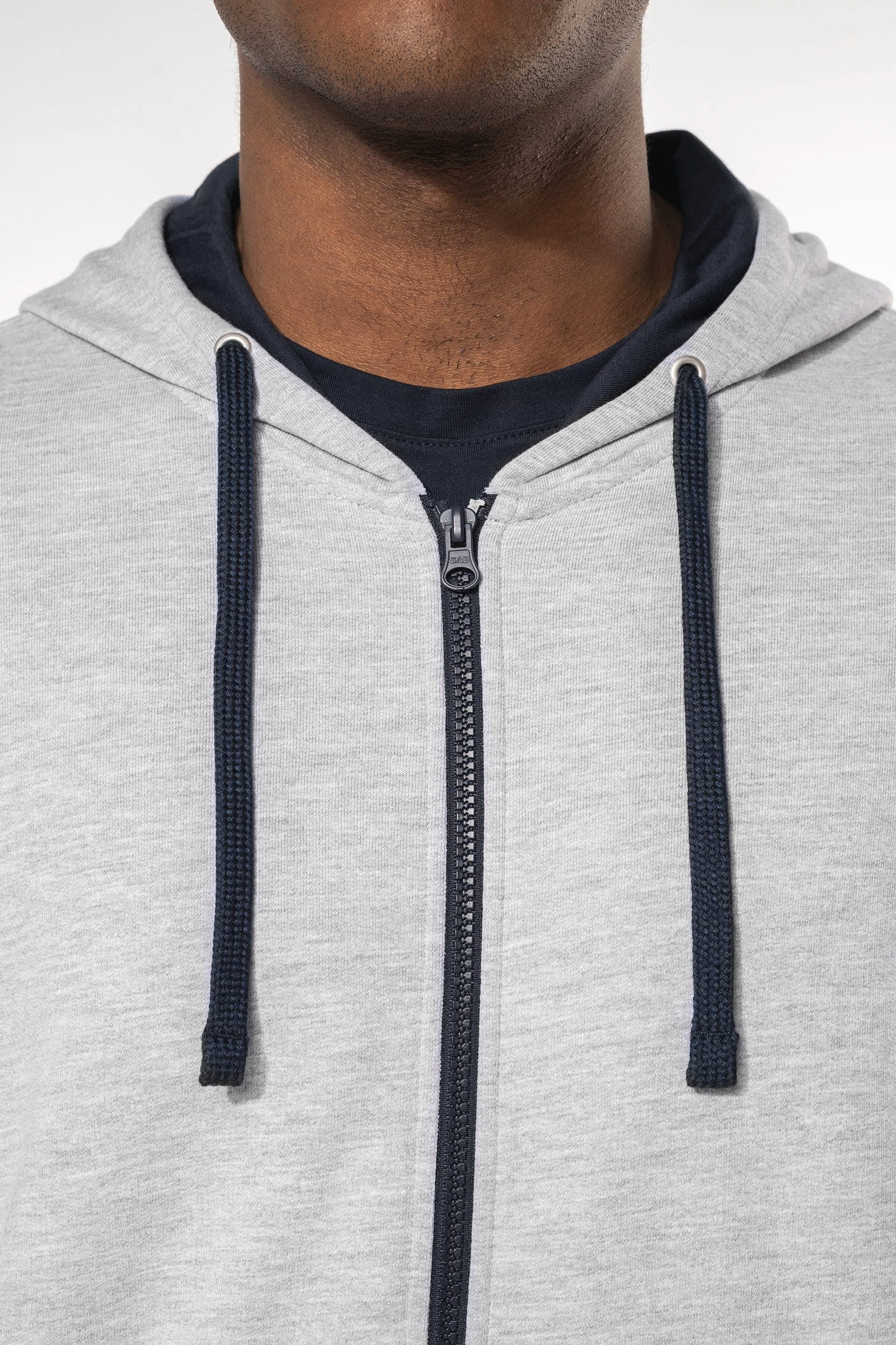 Sweat-shirt zippé capuche contrastée en situation