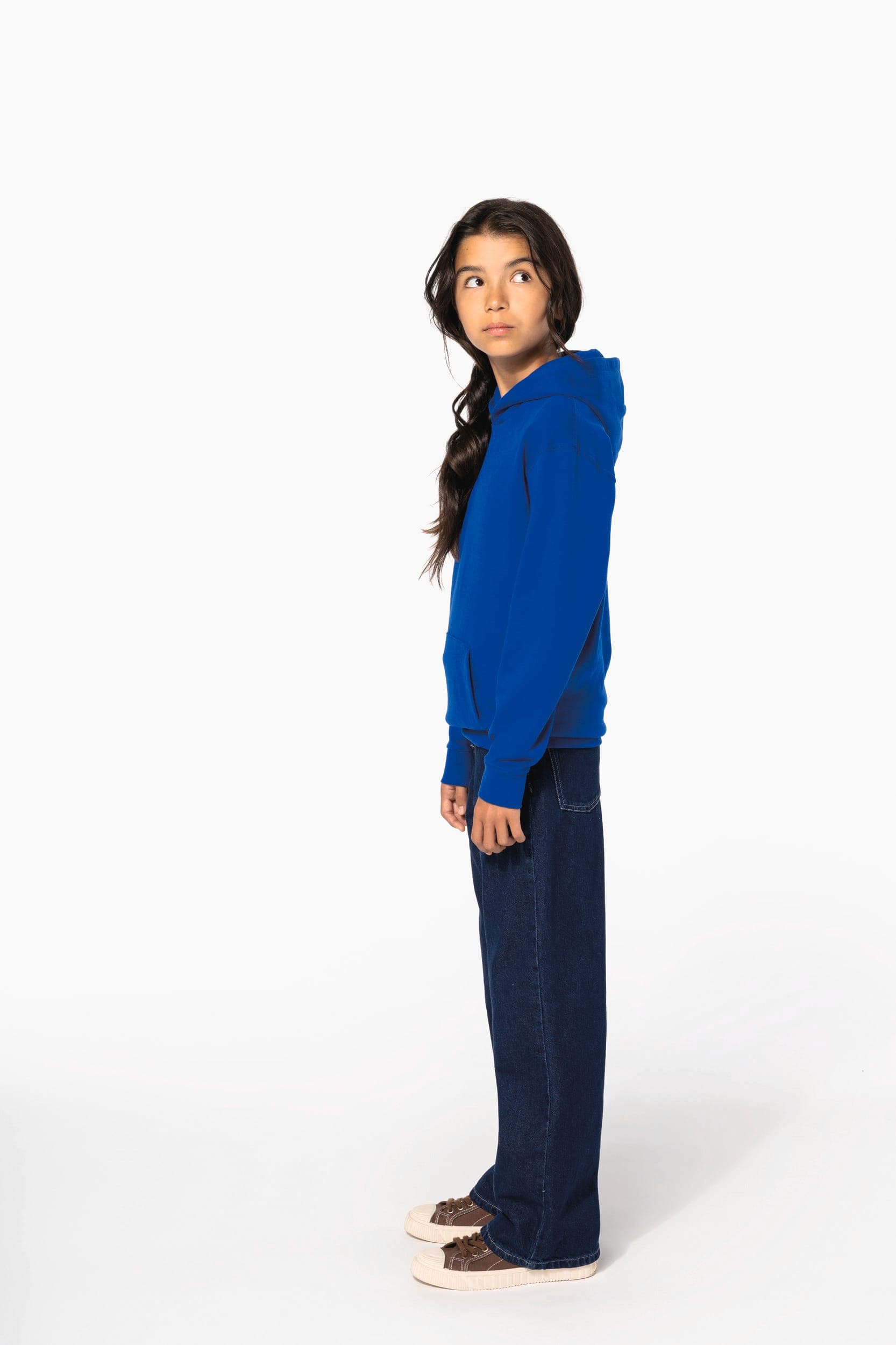 Sweat-shirt recyclé à capuche enfant en situation