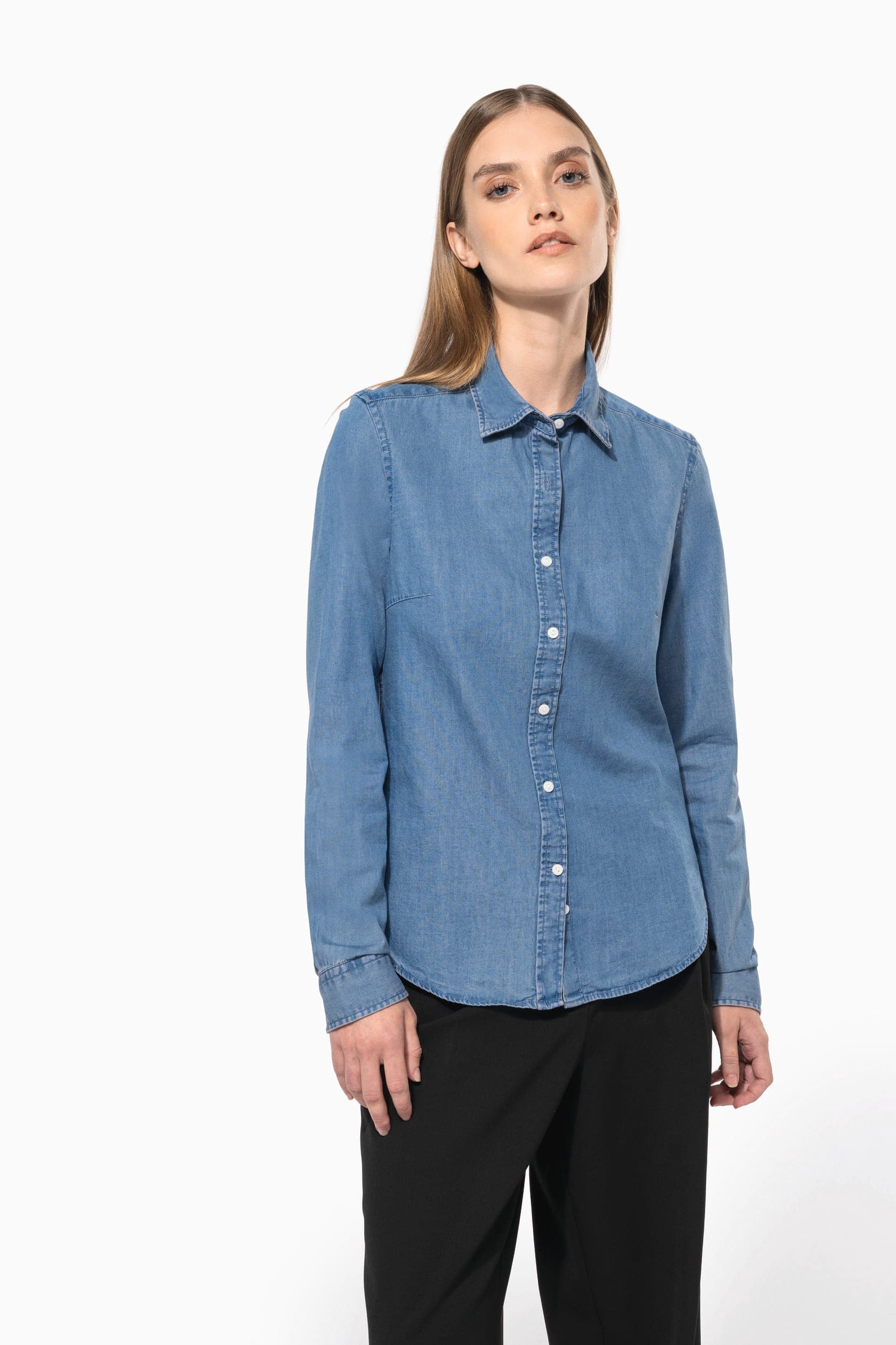 Chemise denim femme en situation
