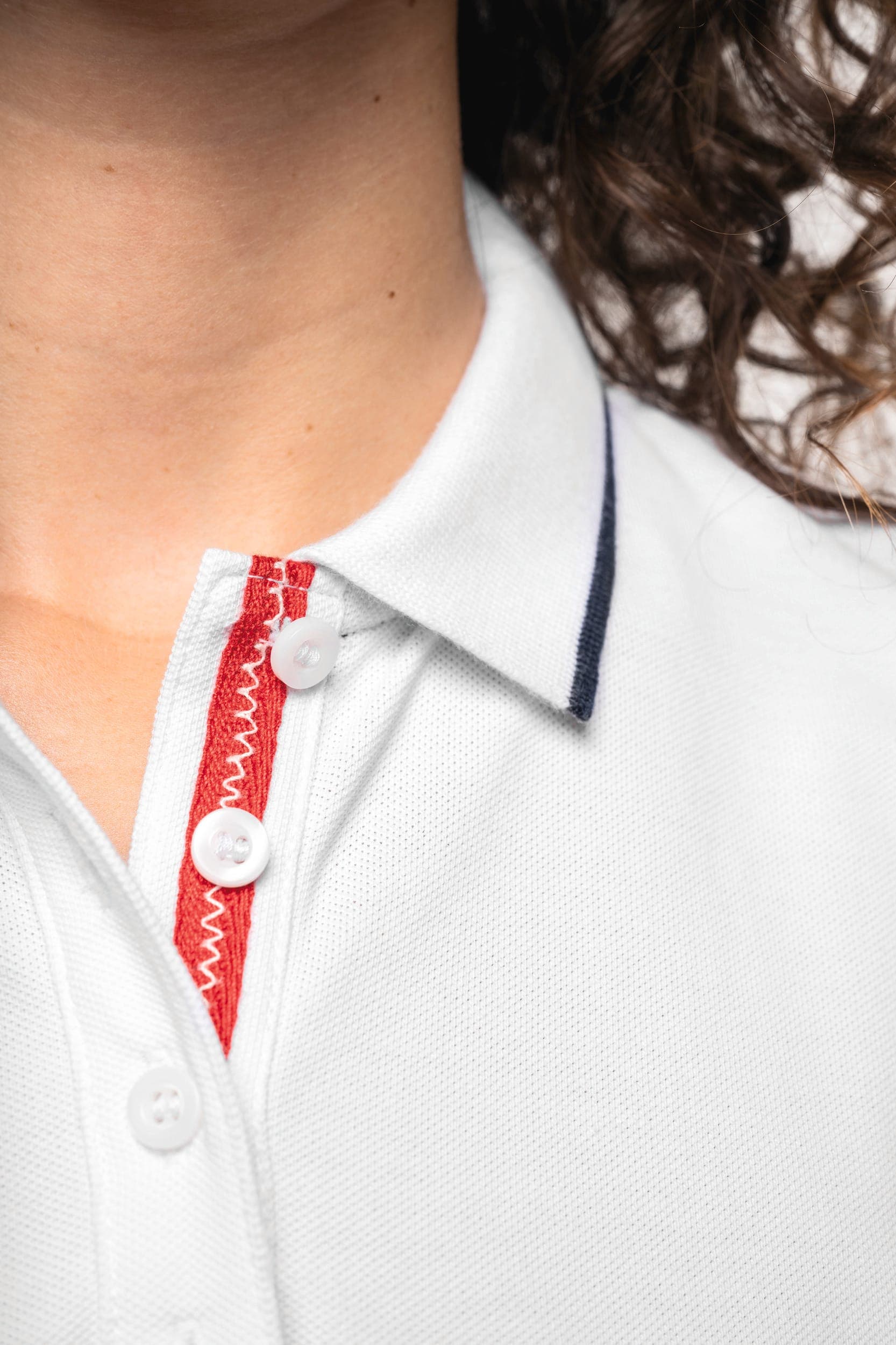 Polo maille piquée manches courtes femme en situation