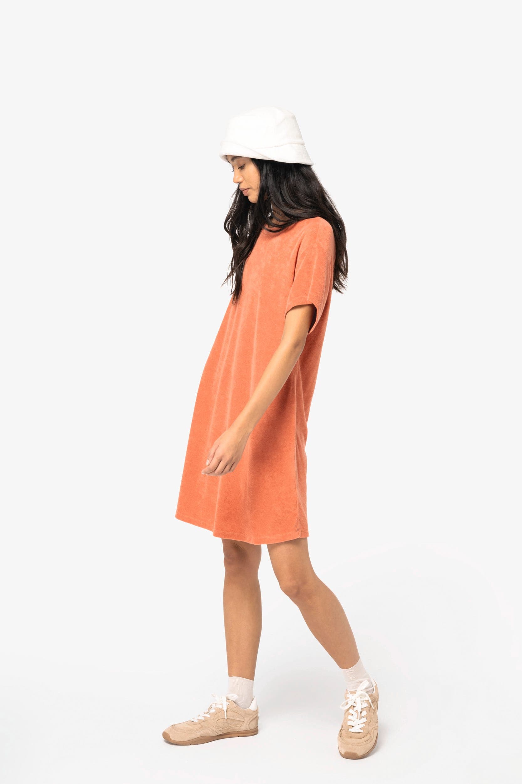 Robe t-shirt écoresponsable en éponge à épaules tombantes femme en situation