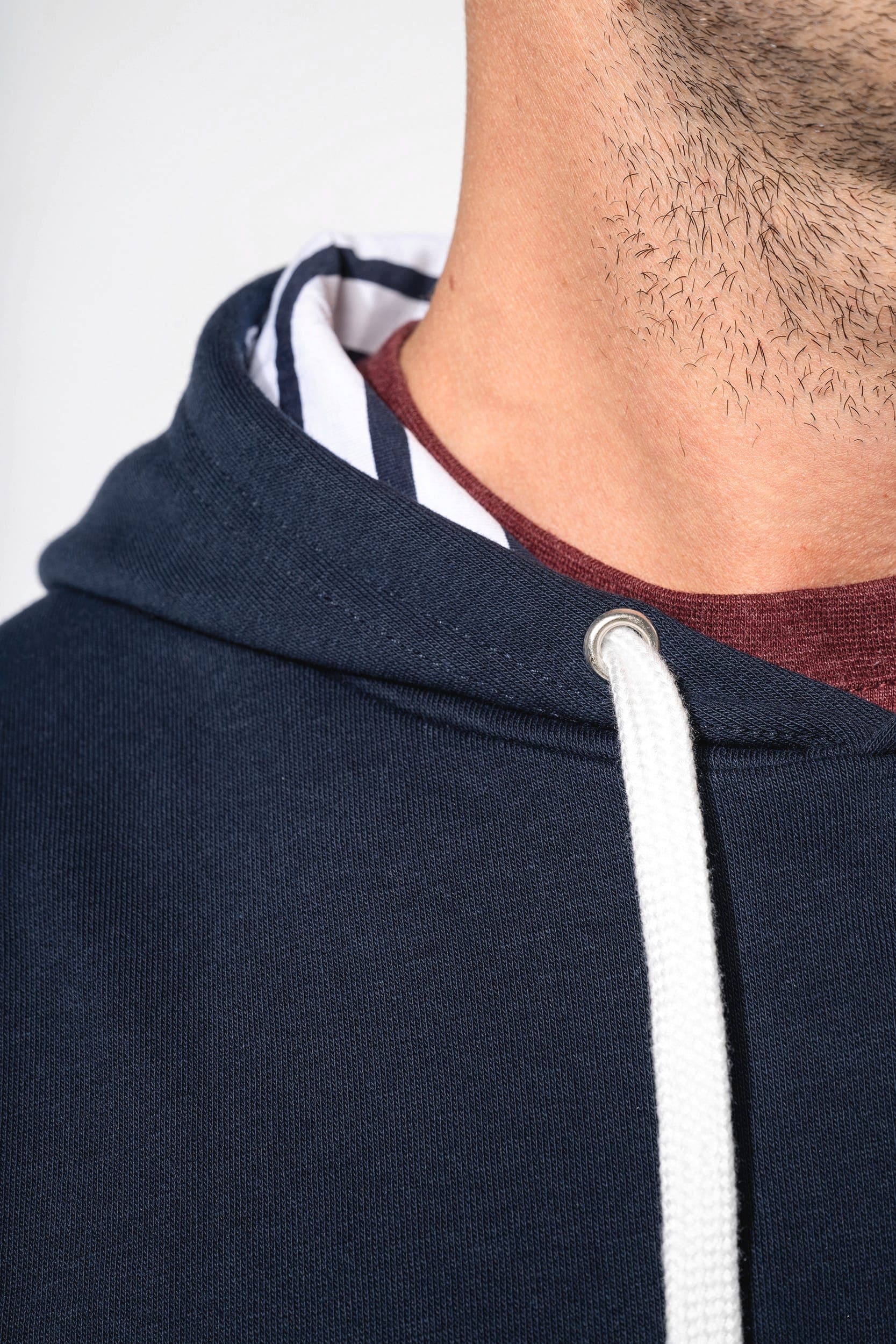 Sweat-shirt à capuche contrastée à motifs unisexe en situation