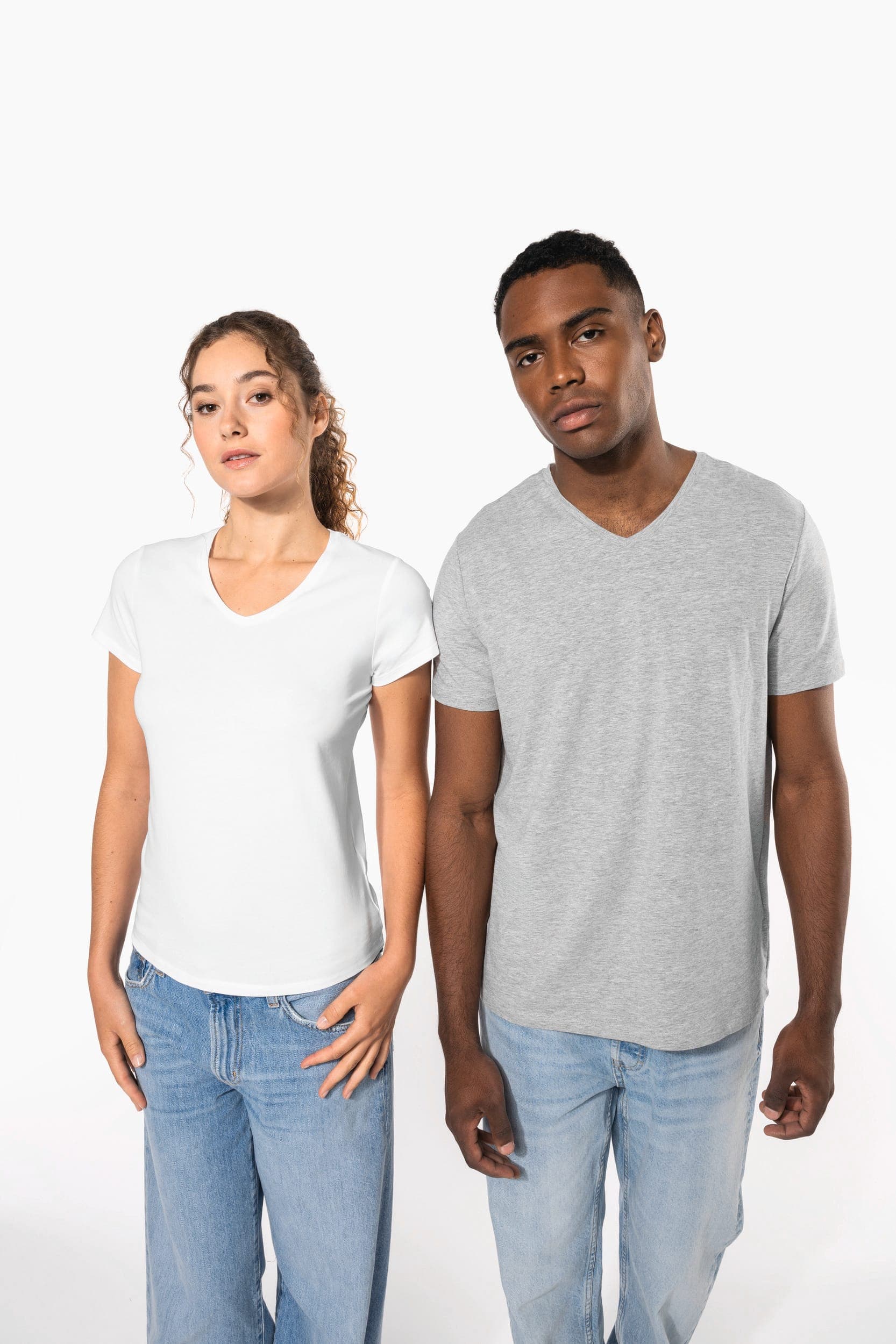 T-shirt manches courtes col V homme en situation