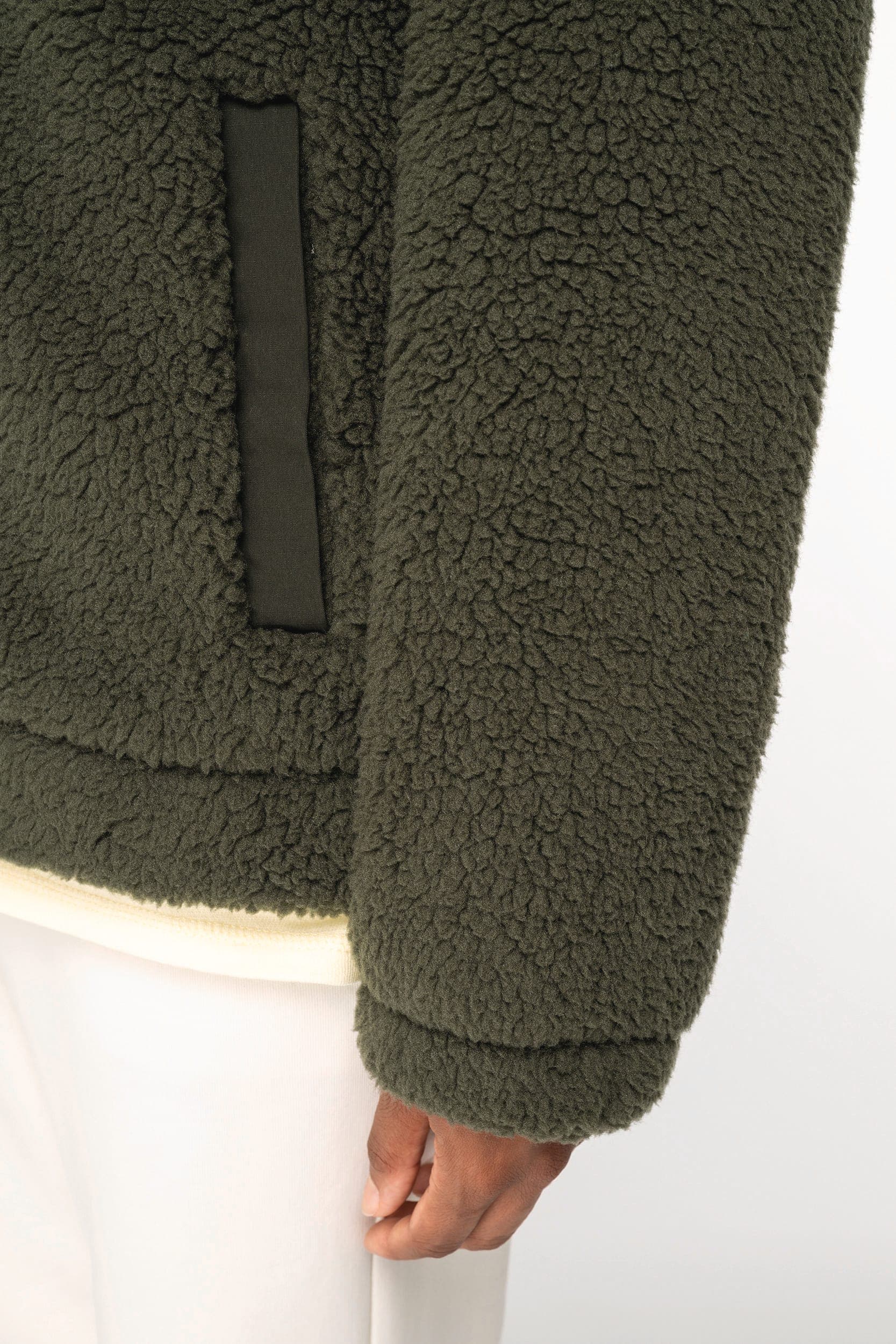 Veste écoresponsable en sherpa unisexe en situation