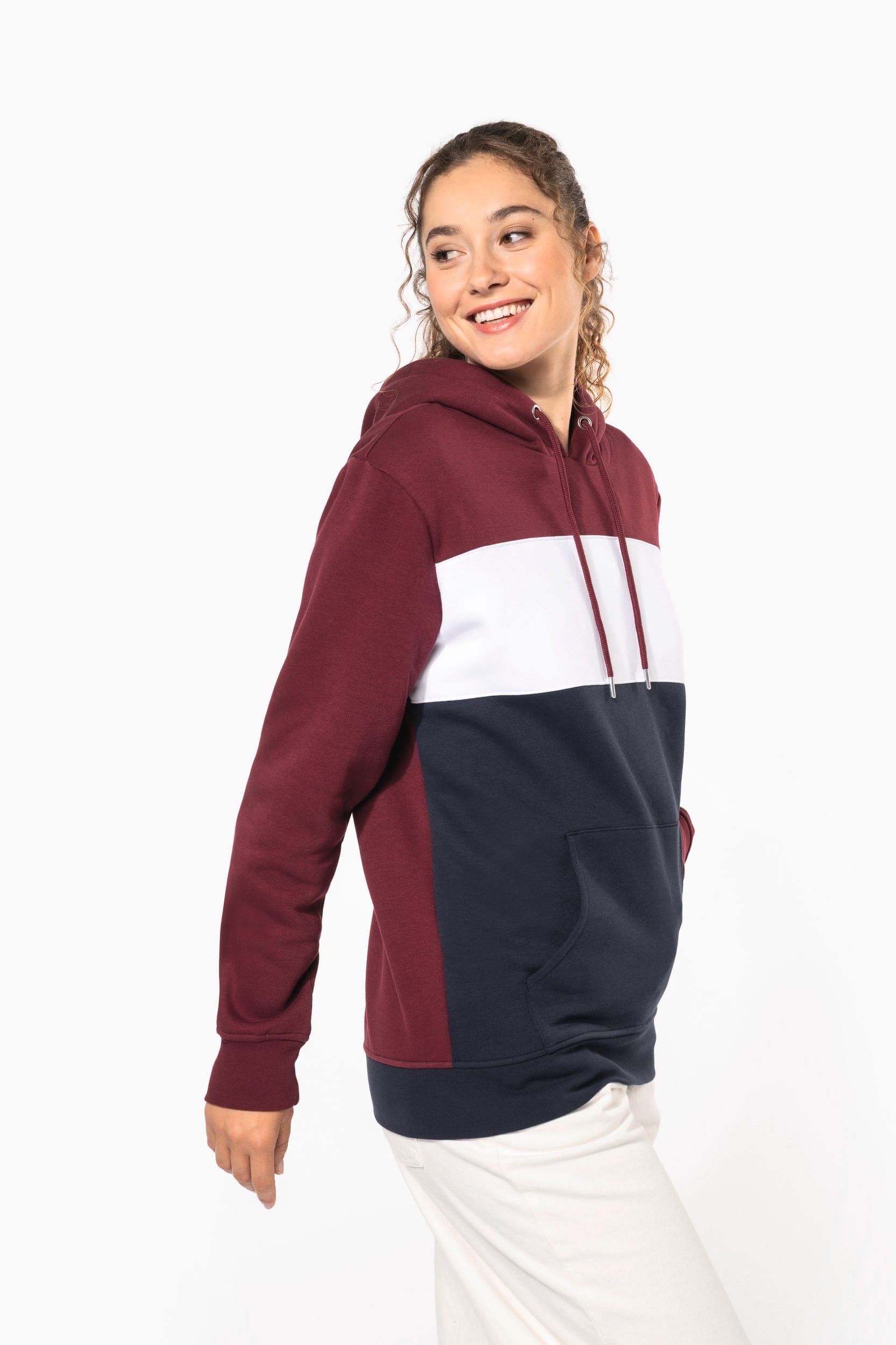 Sweat-shirt tricolore à capuche unisexe en situation