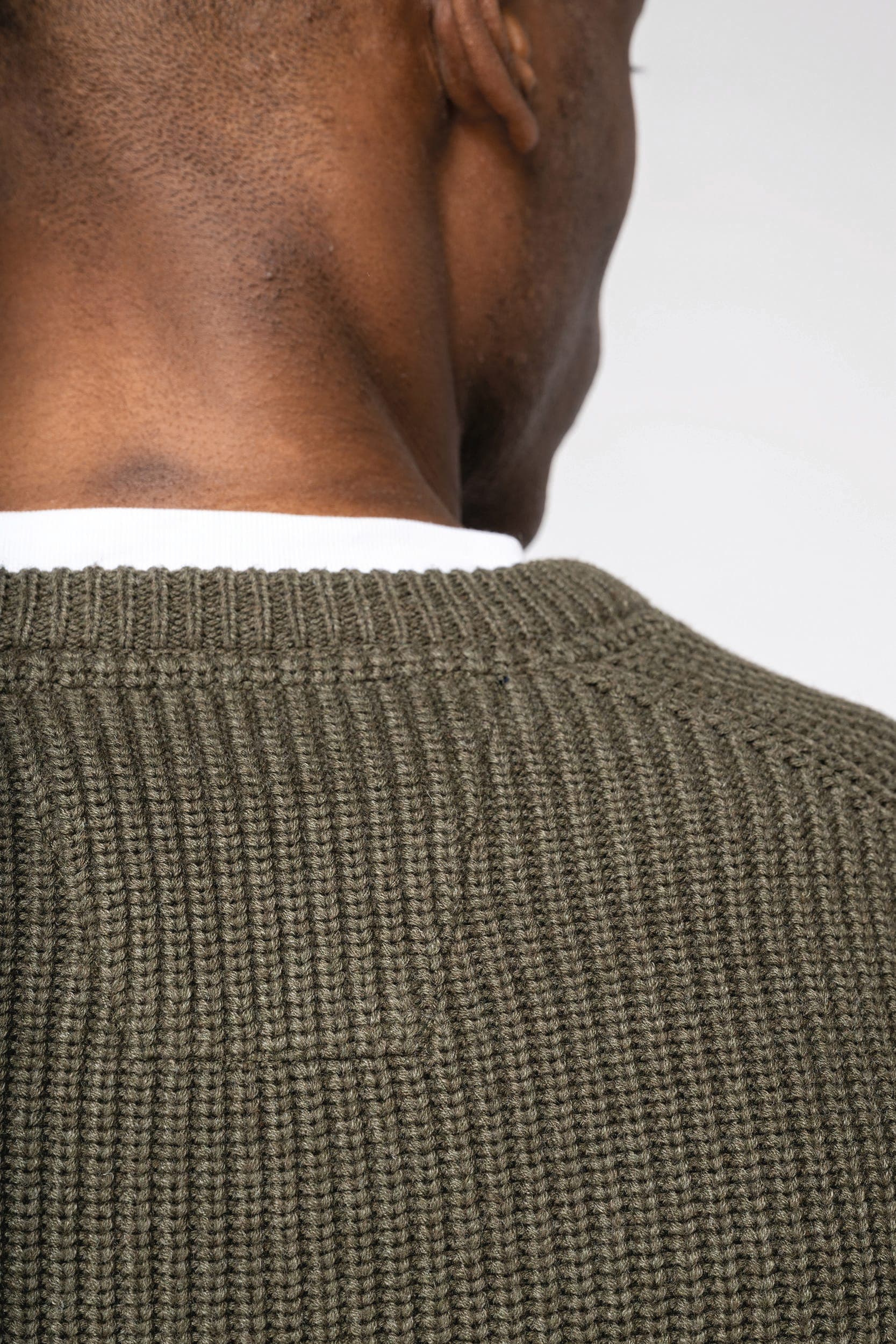 Pull écoresponsable à grosses mailles homme en situation