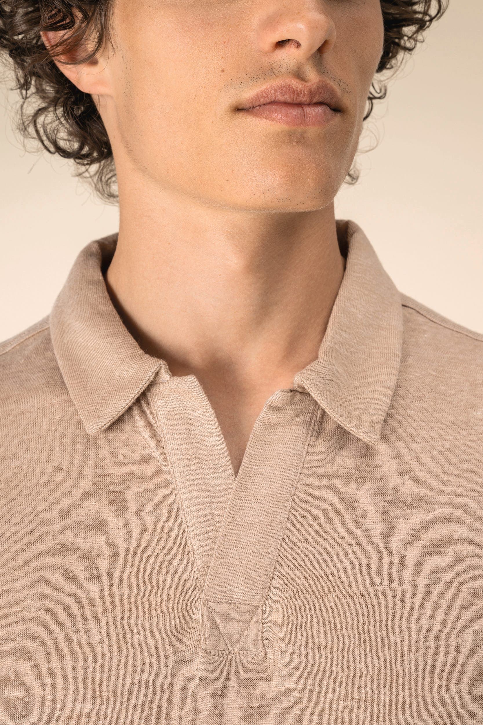 Polo en lin homme en situation