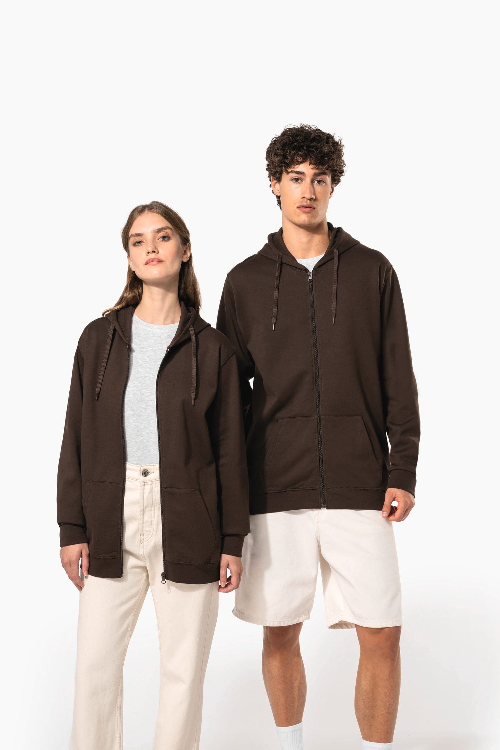 Sweat-shirt zippé capuche unisexe en situation