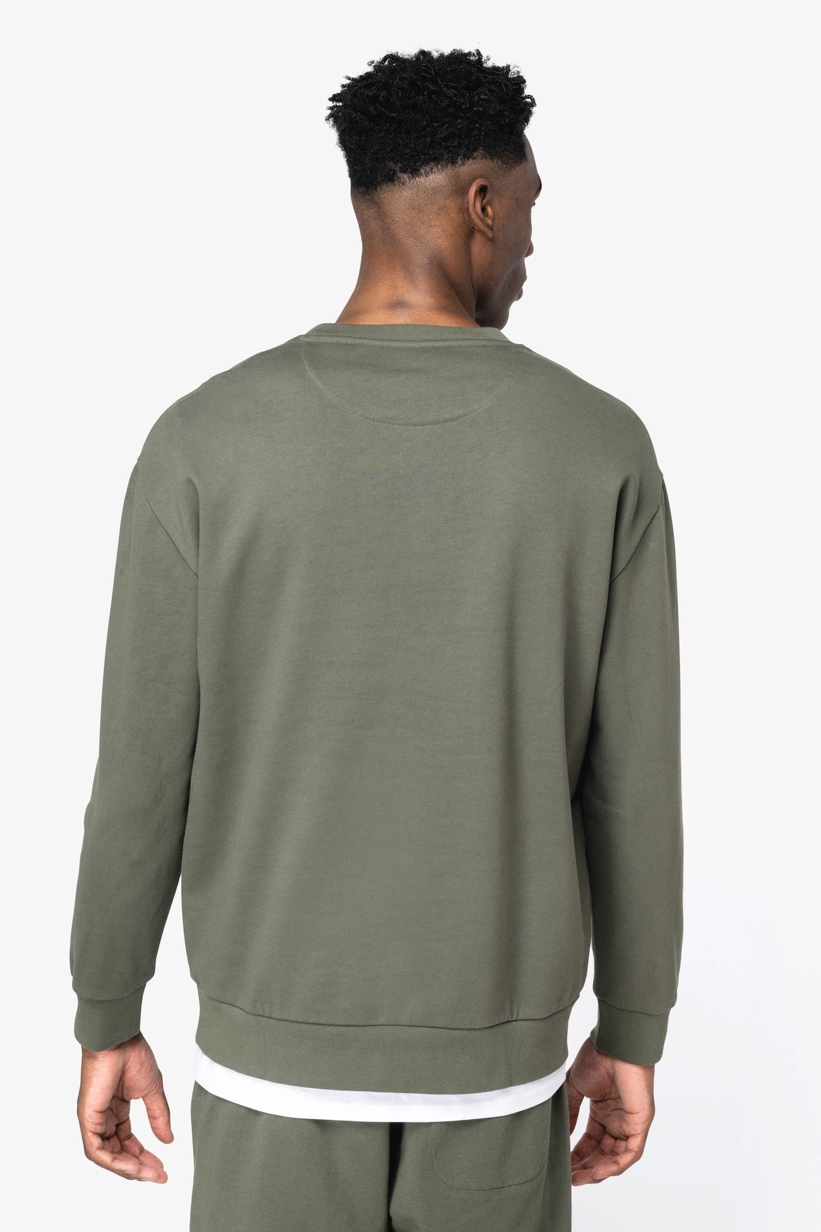 Sweat-shirt écoresponsable à col rond à épaules tombantes molleton gratté unisexe en situation