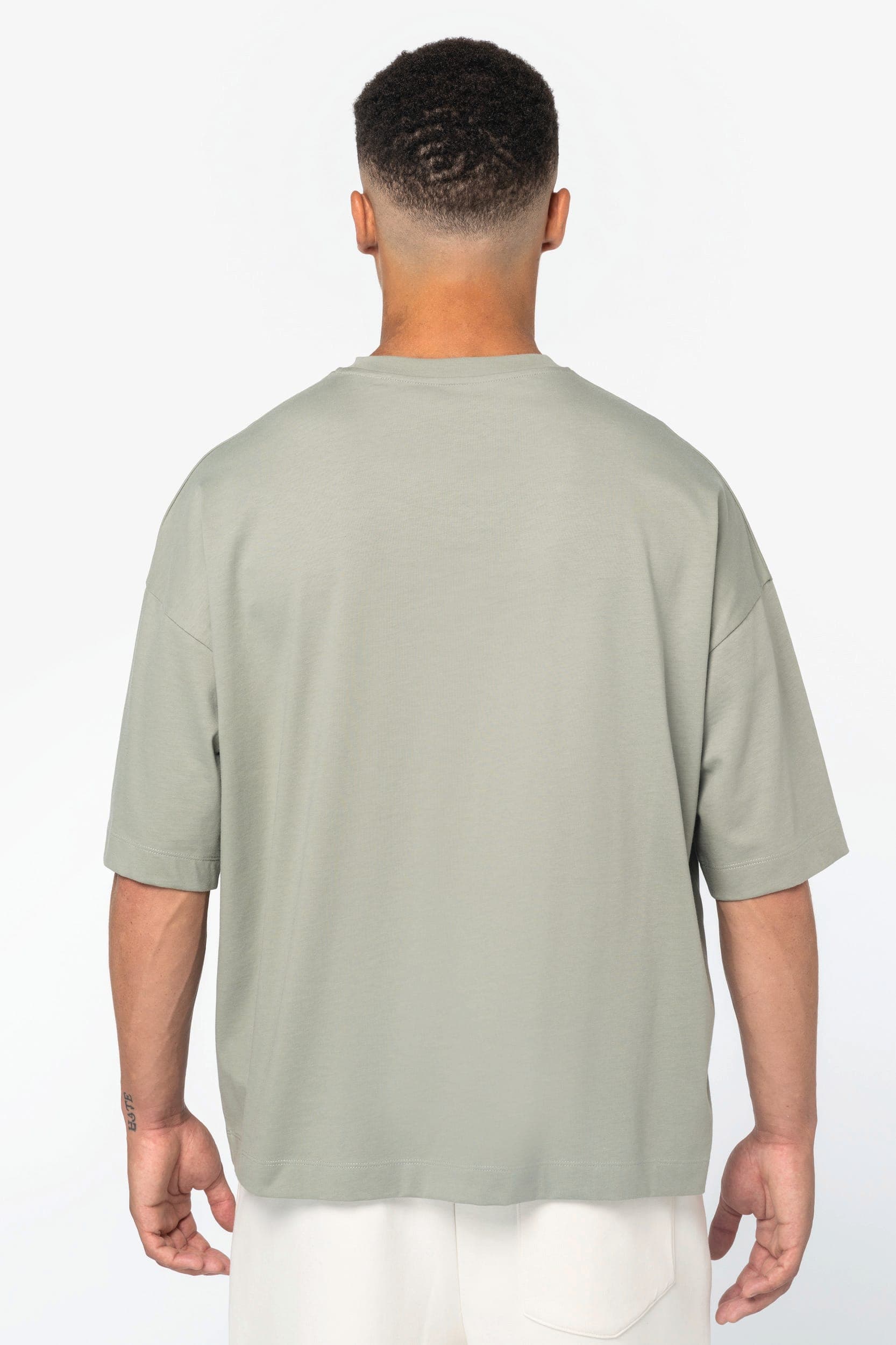 T-shirt écoresponsable boxy à épaules tombantes homme en situation