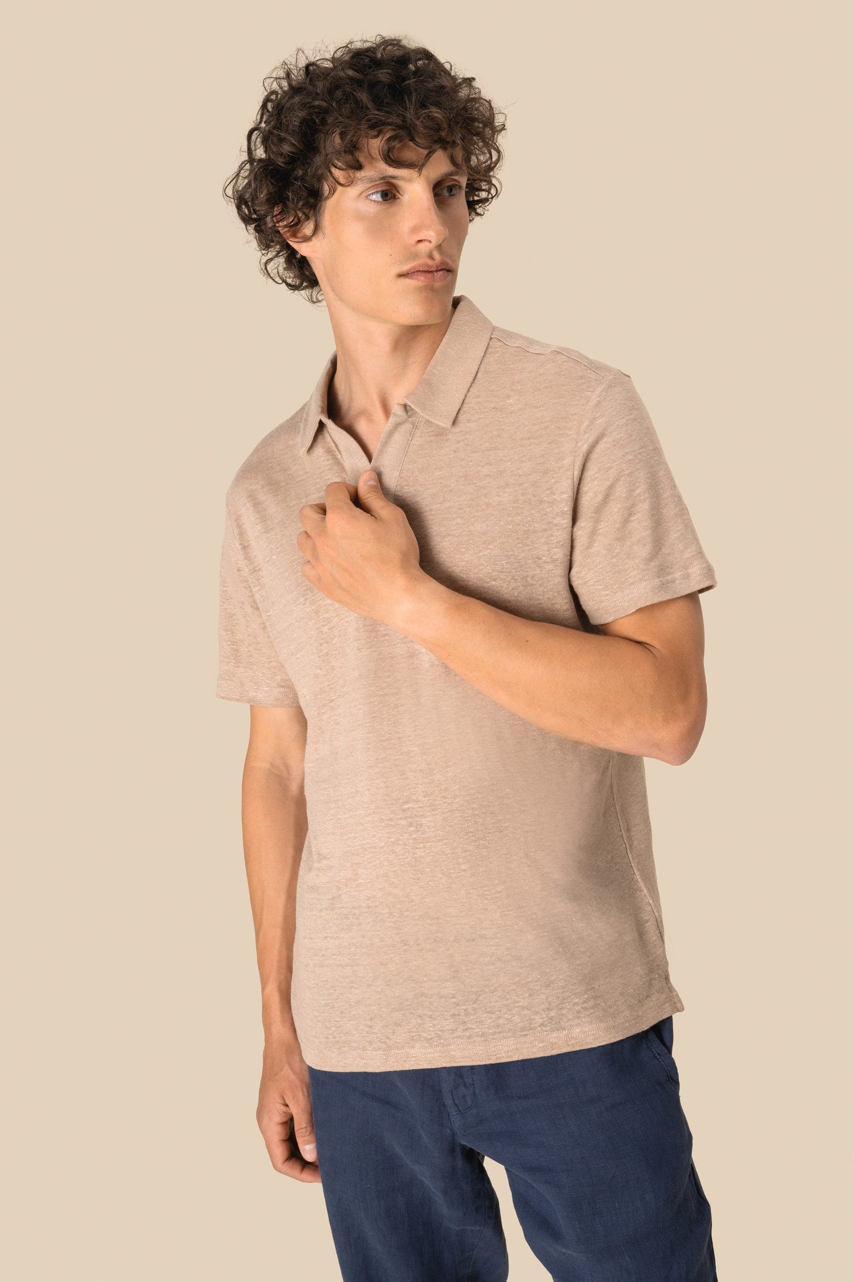 Polo en lin homme en situation