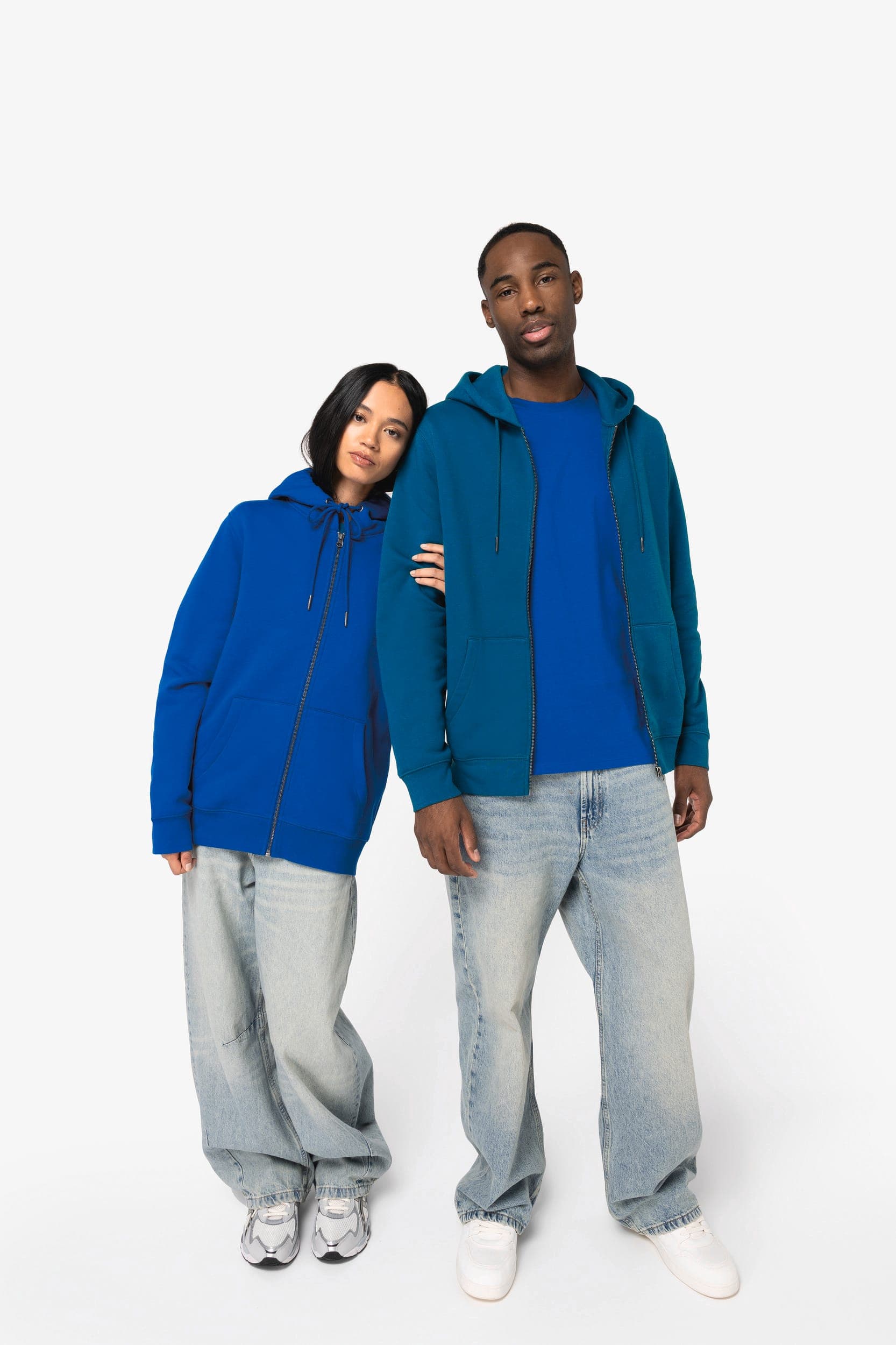 Sweat-shirt écoresponsable zippé à capuche unisexe en situation