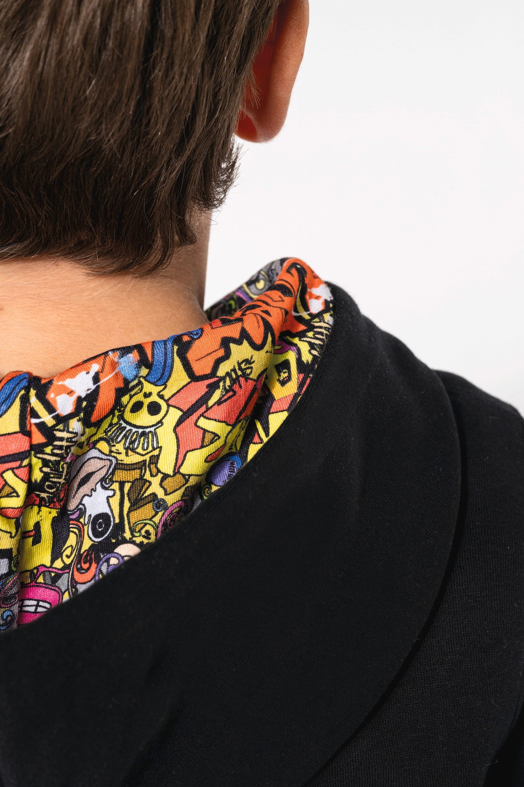 Sweat-shirt à capuche contrastée à motifs enfant unisexe en situation