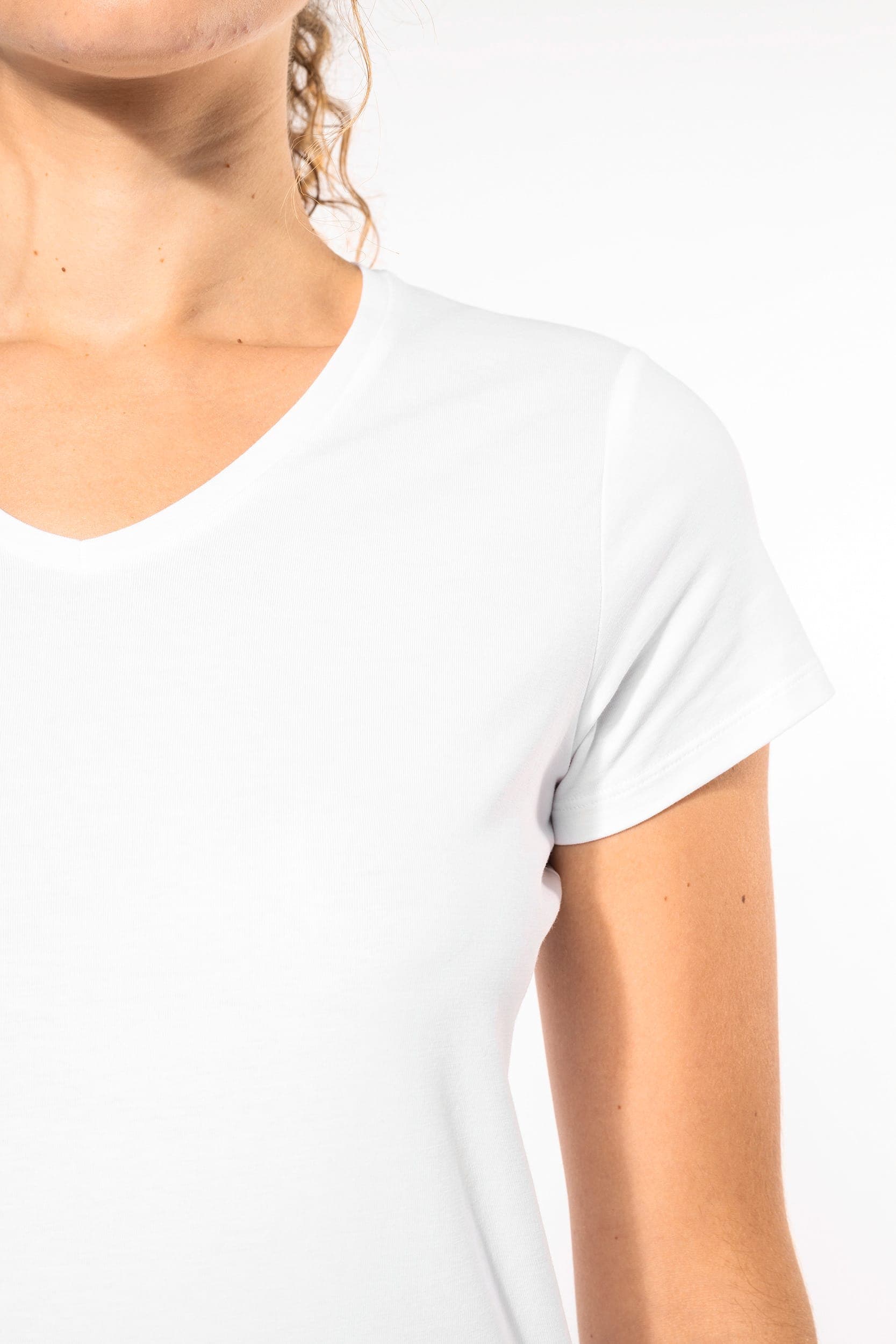 T-shirt col V manches courtes femme en situation