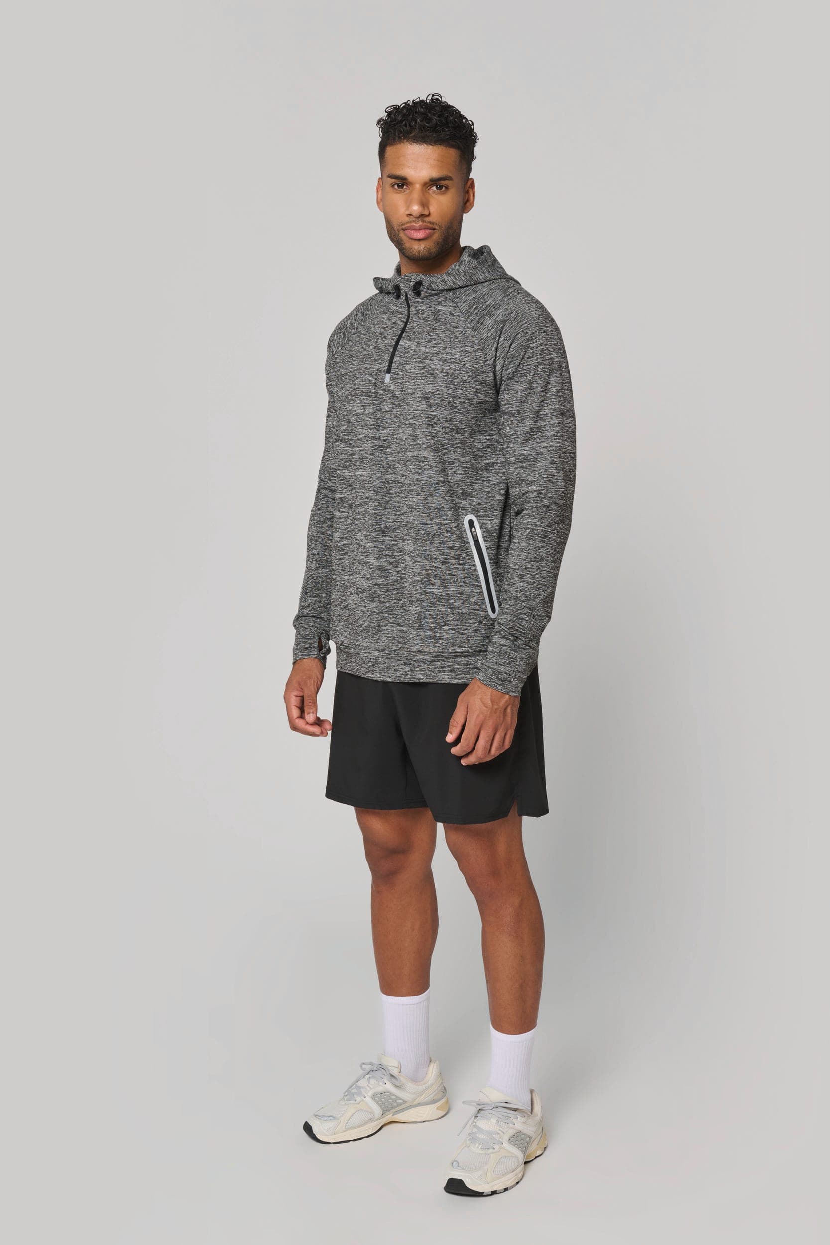Sweat-shirt à capuche 1/4 zip sport unisexe en situation