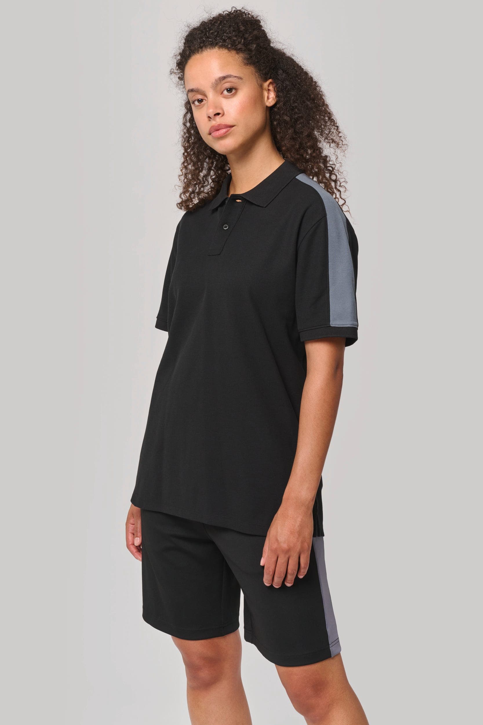 Polo teamwear unisexe en situation
