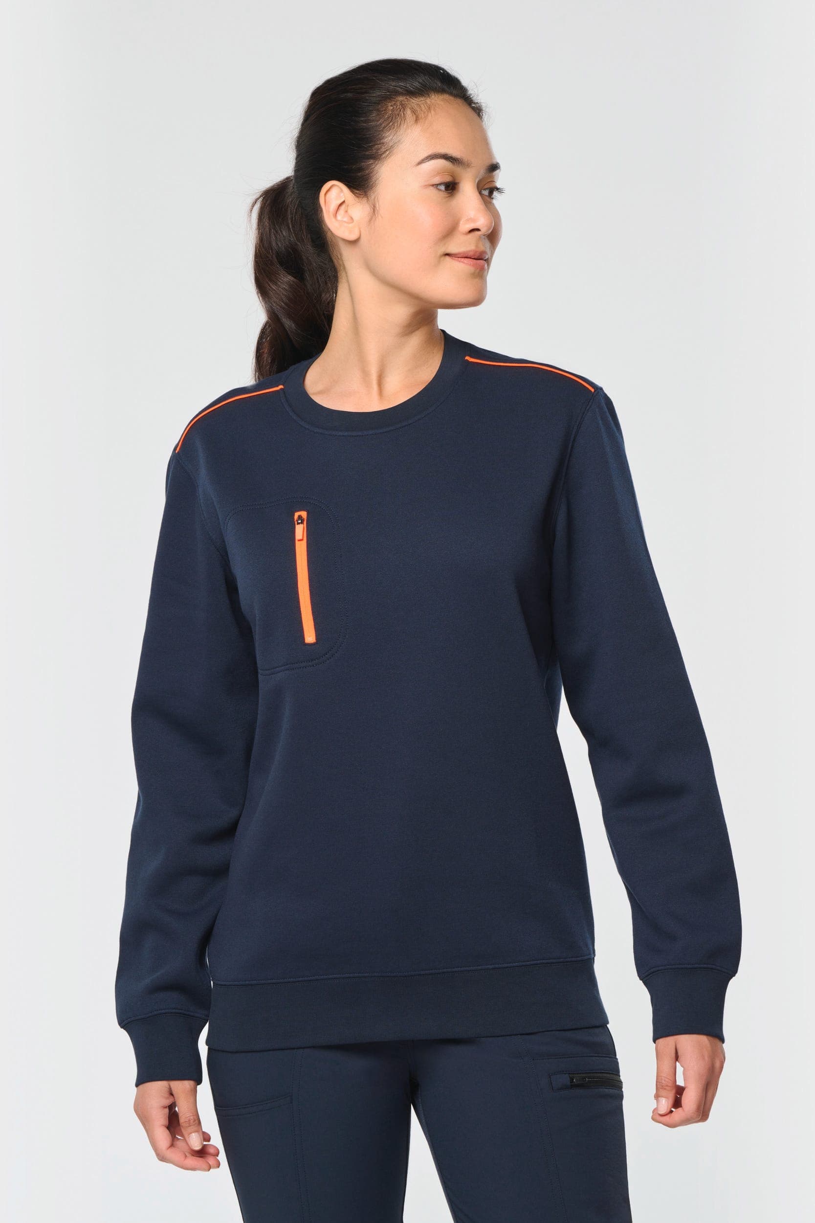 Sweat-shirt Day To Day zip poche contrastée unisexe en situation