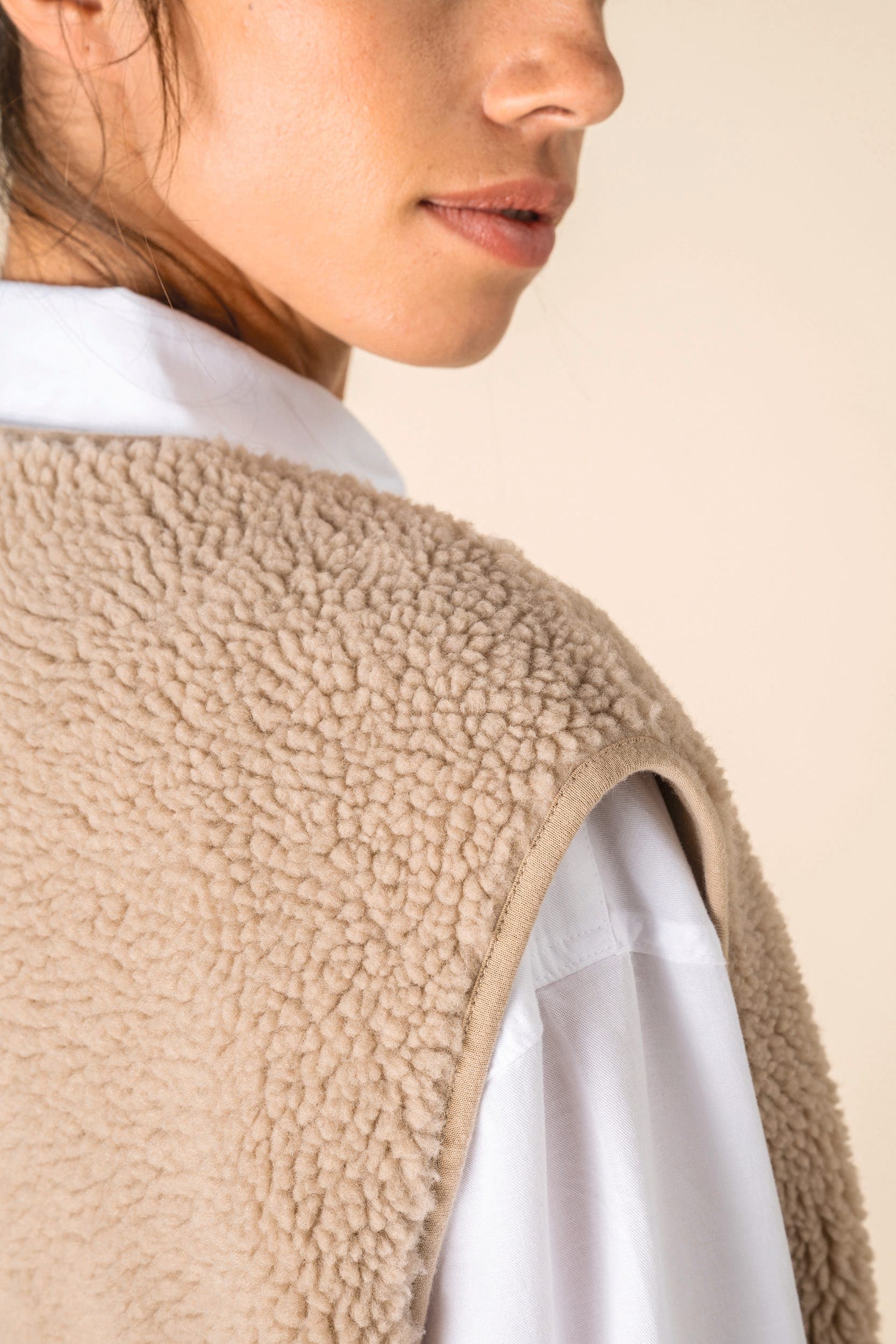 Veste sans manches en sherpa femme en situation