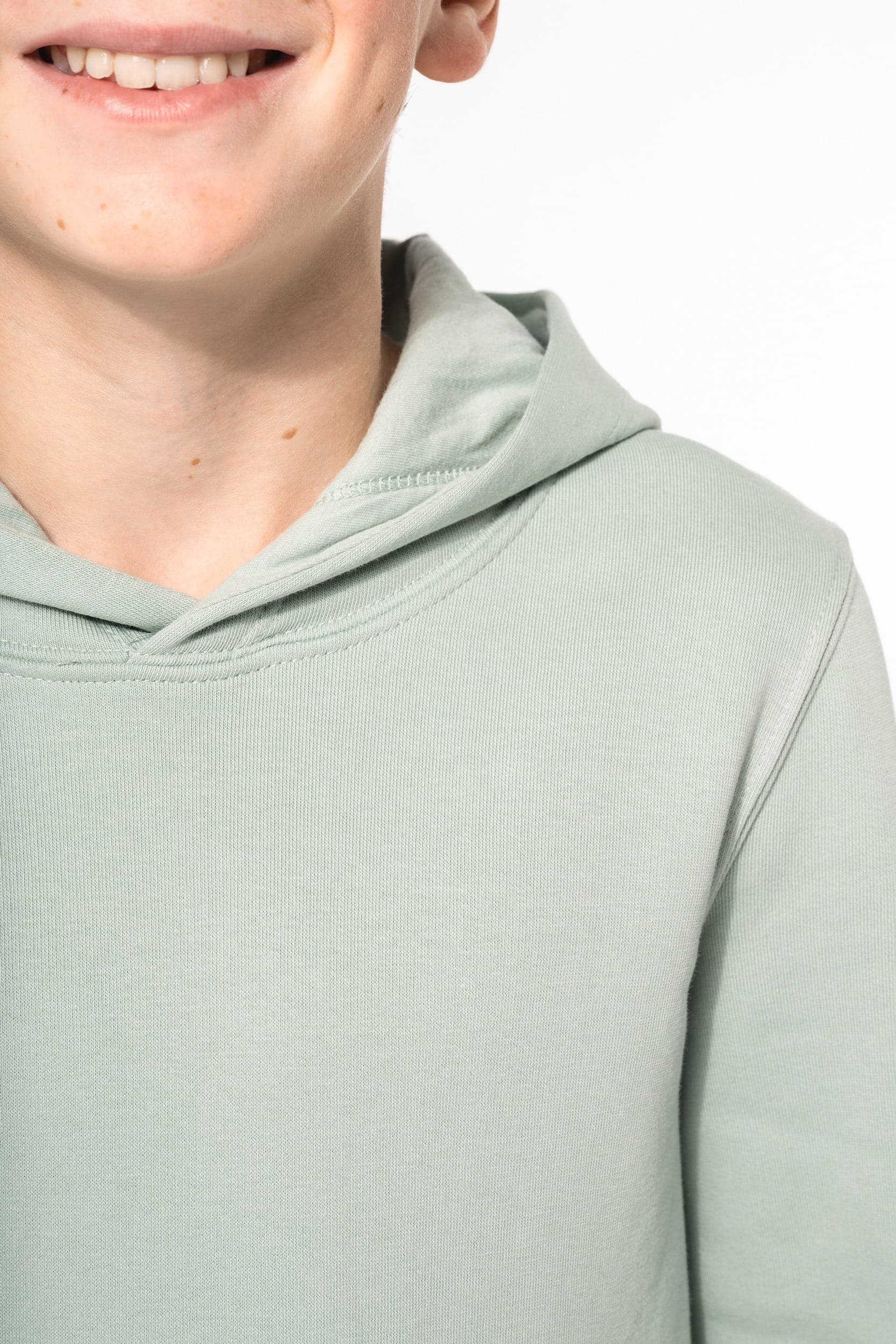 Sweat-shirt écoresponsable à capuche enfant en situation