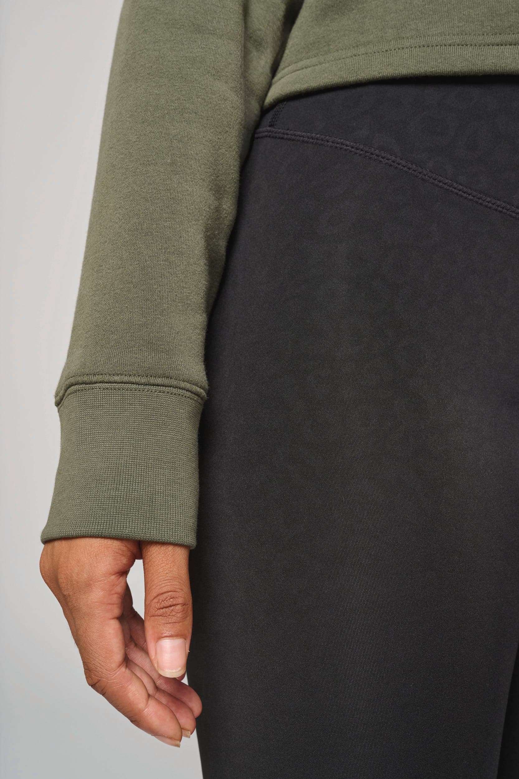 Sweat-shirt crop col rond femme en situation