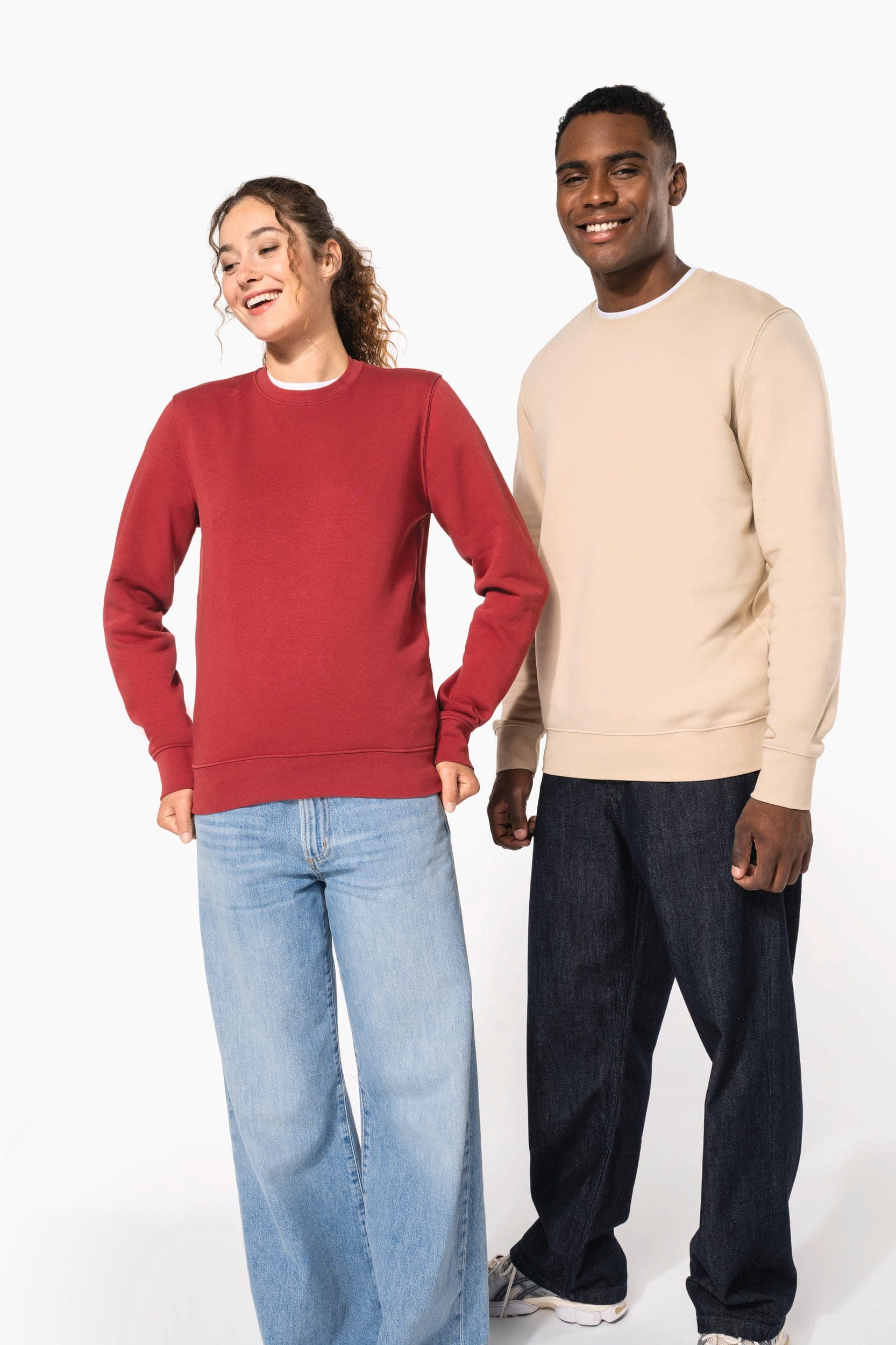 Sweat-shirt écoresponsable col rond unisexe en situation
