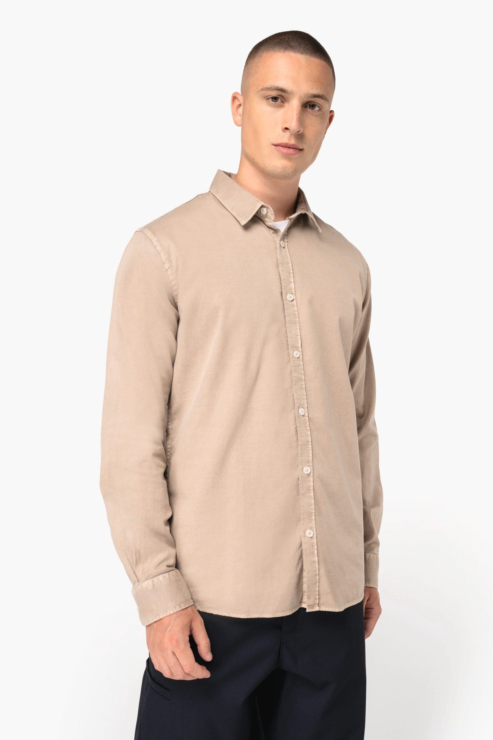 Chemise écoresponsable délavée homme en situation