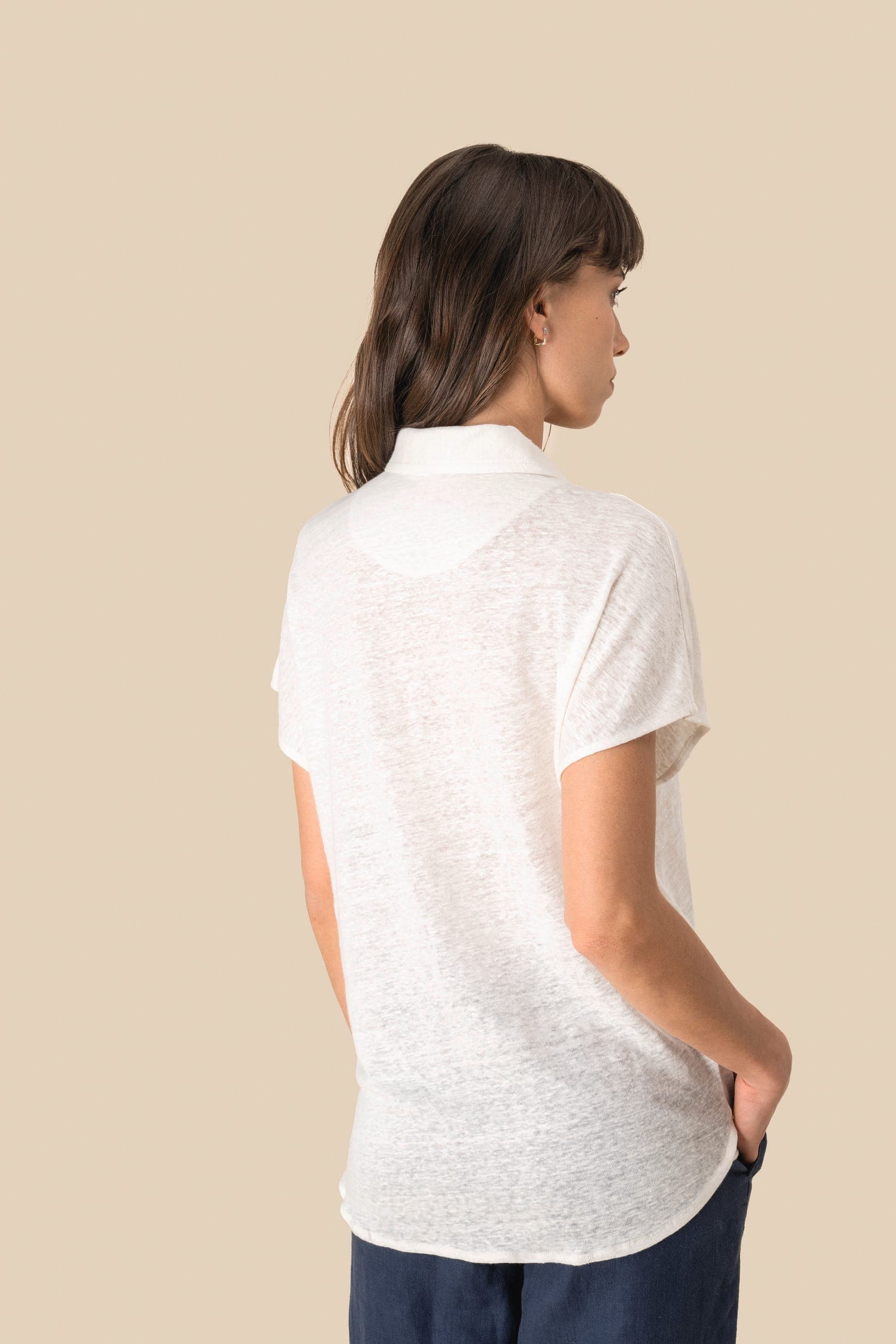 Polo en lin femme en situation