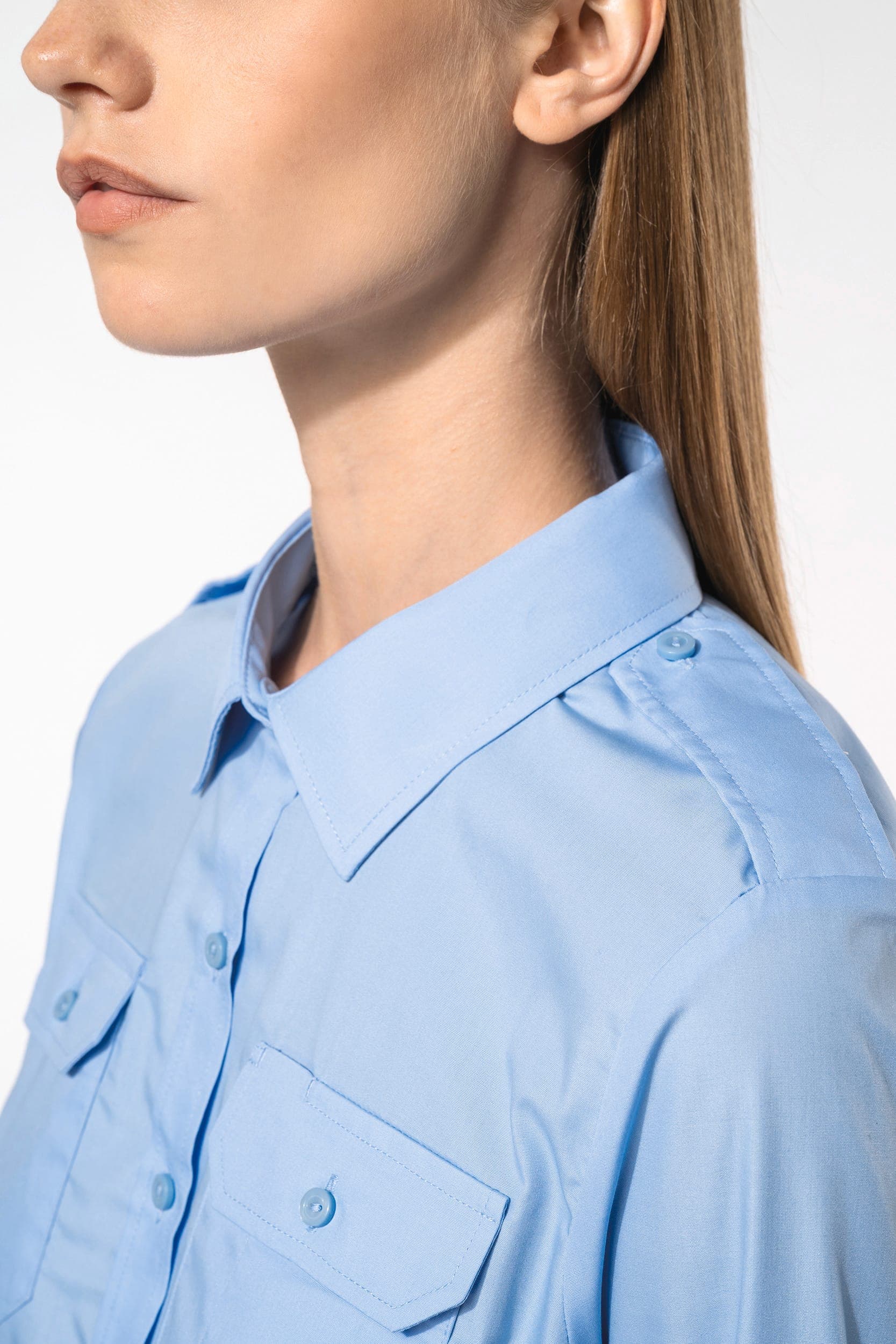 Chemise pilote manches longues femme en situation
