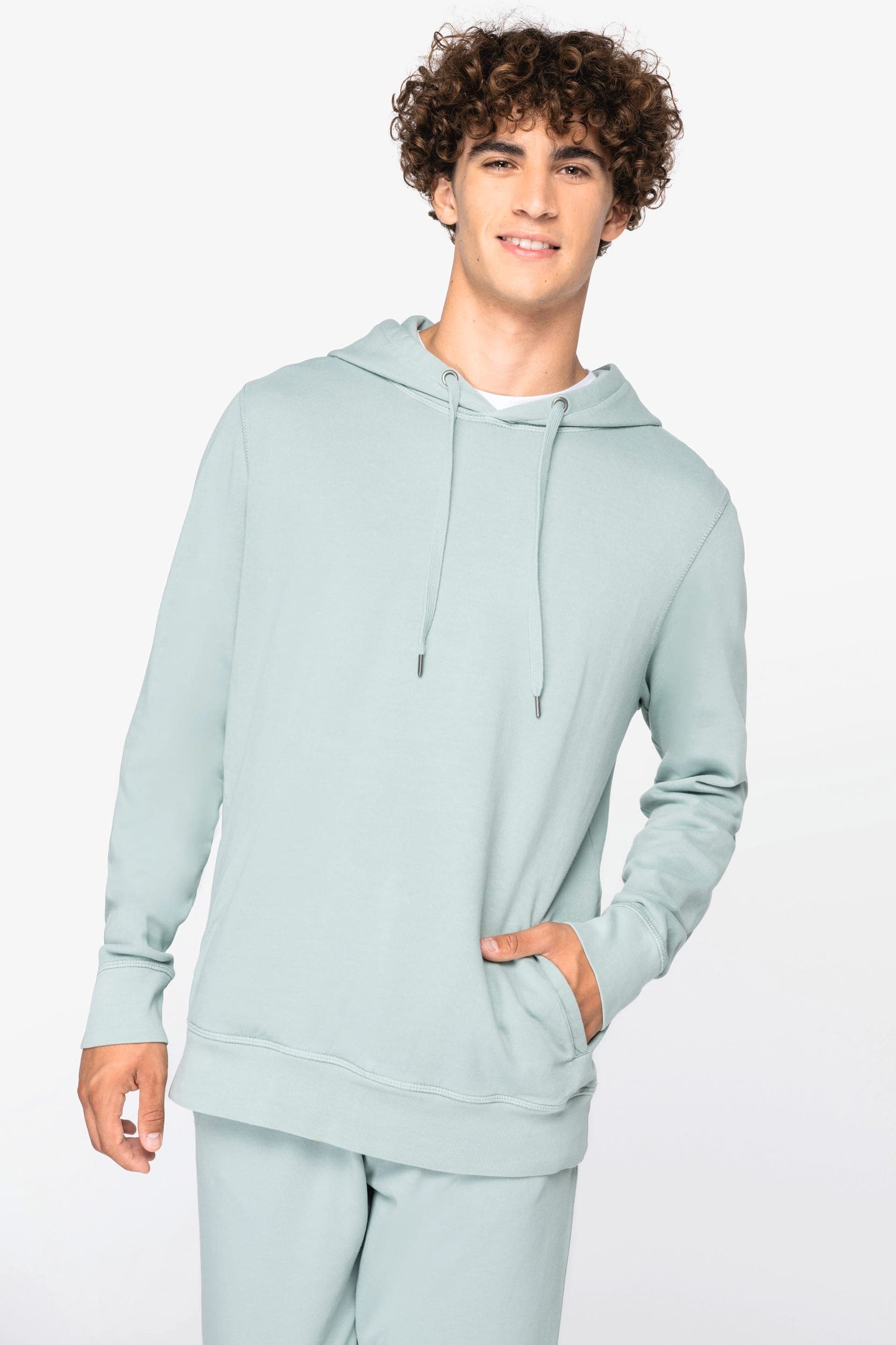 Sweat-shirt écoresponsable à capuche French Terry unisexe en situation