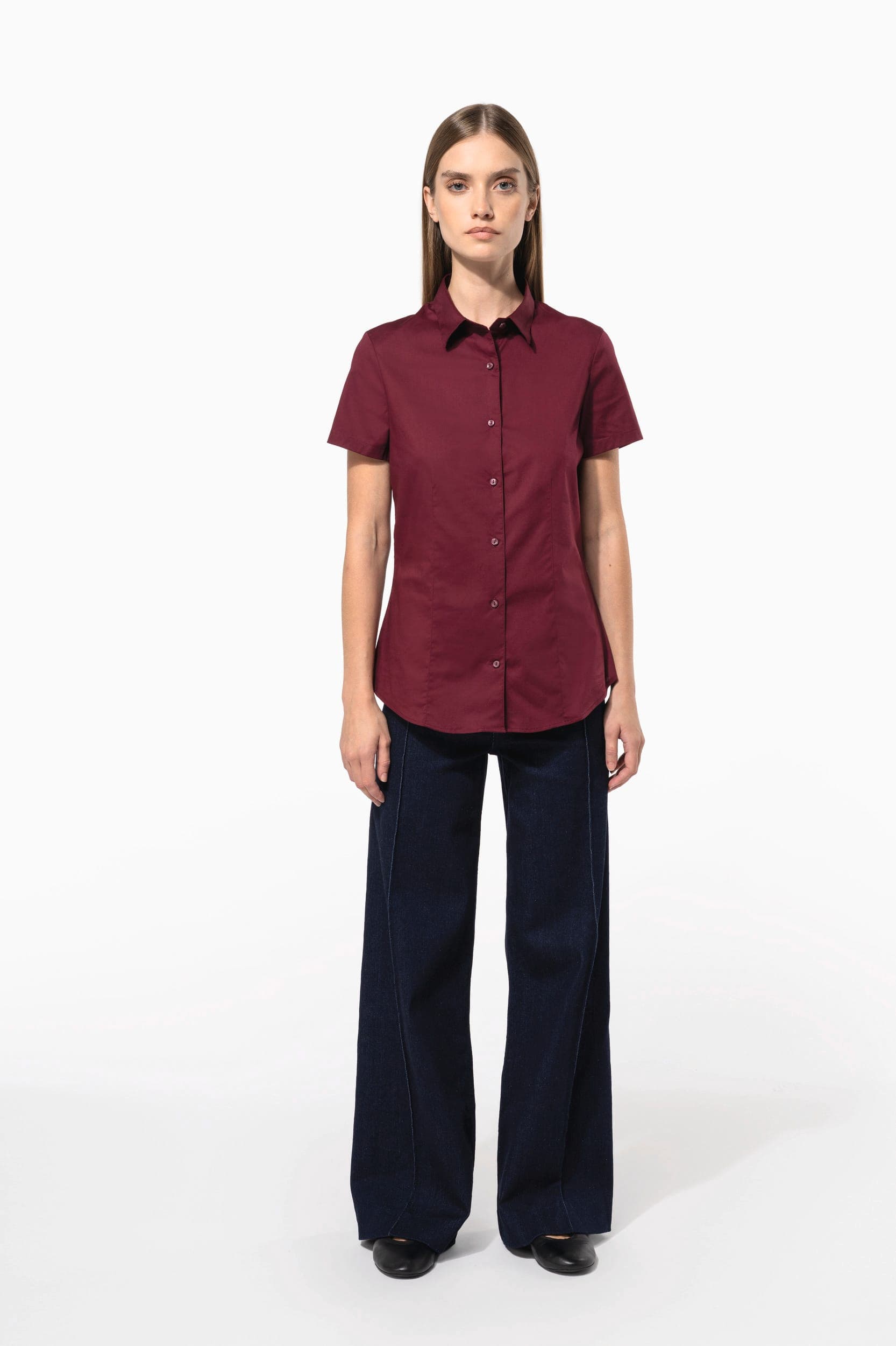 Chemise coton / élasthanne manches courtes femme en situation