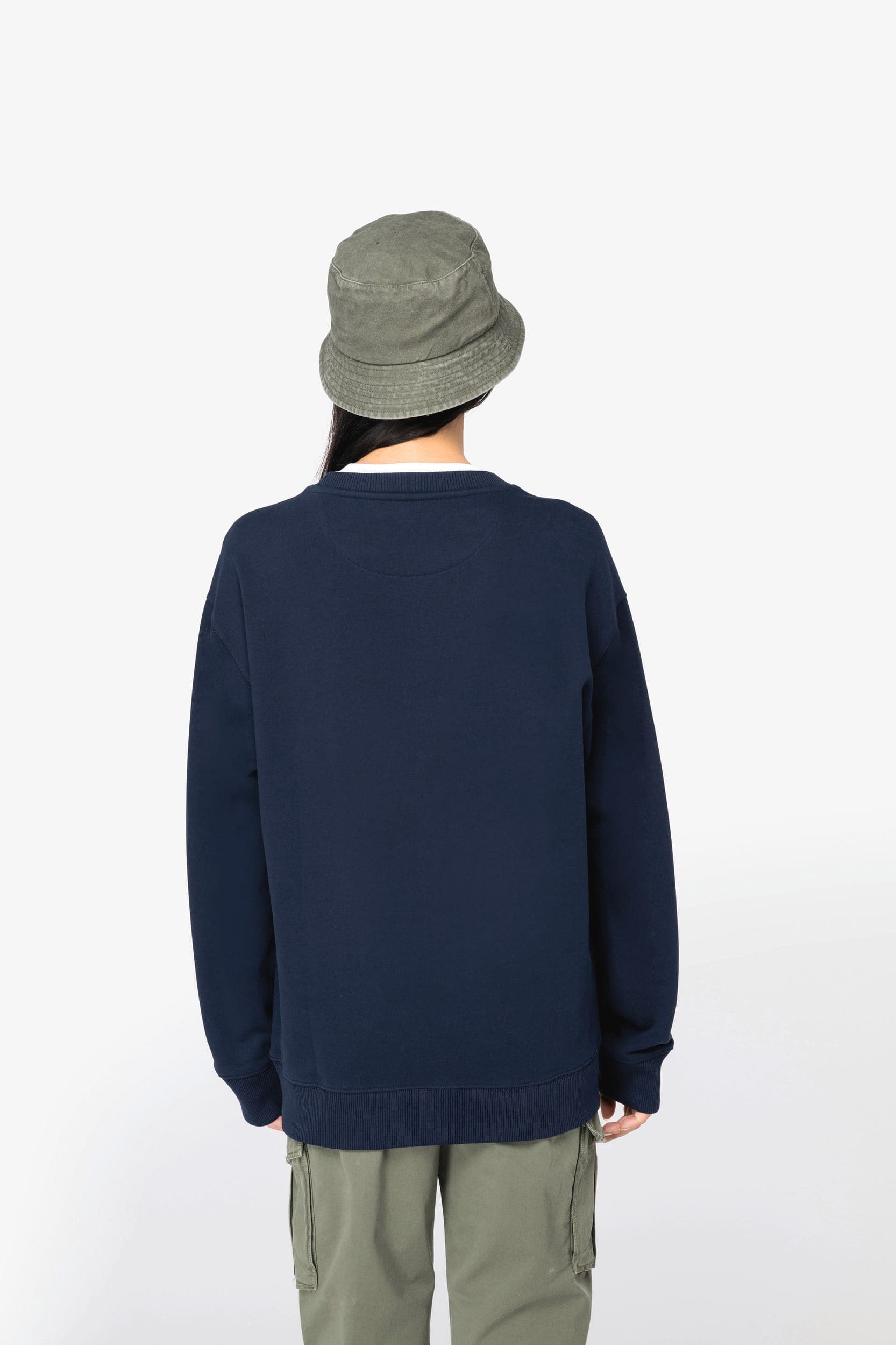 Sweat-shirt écoresponsable à col rond à épaules tombantes French Terry unisexe en situation